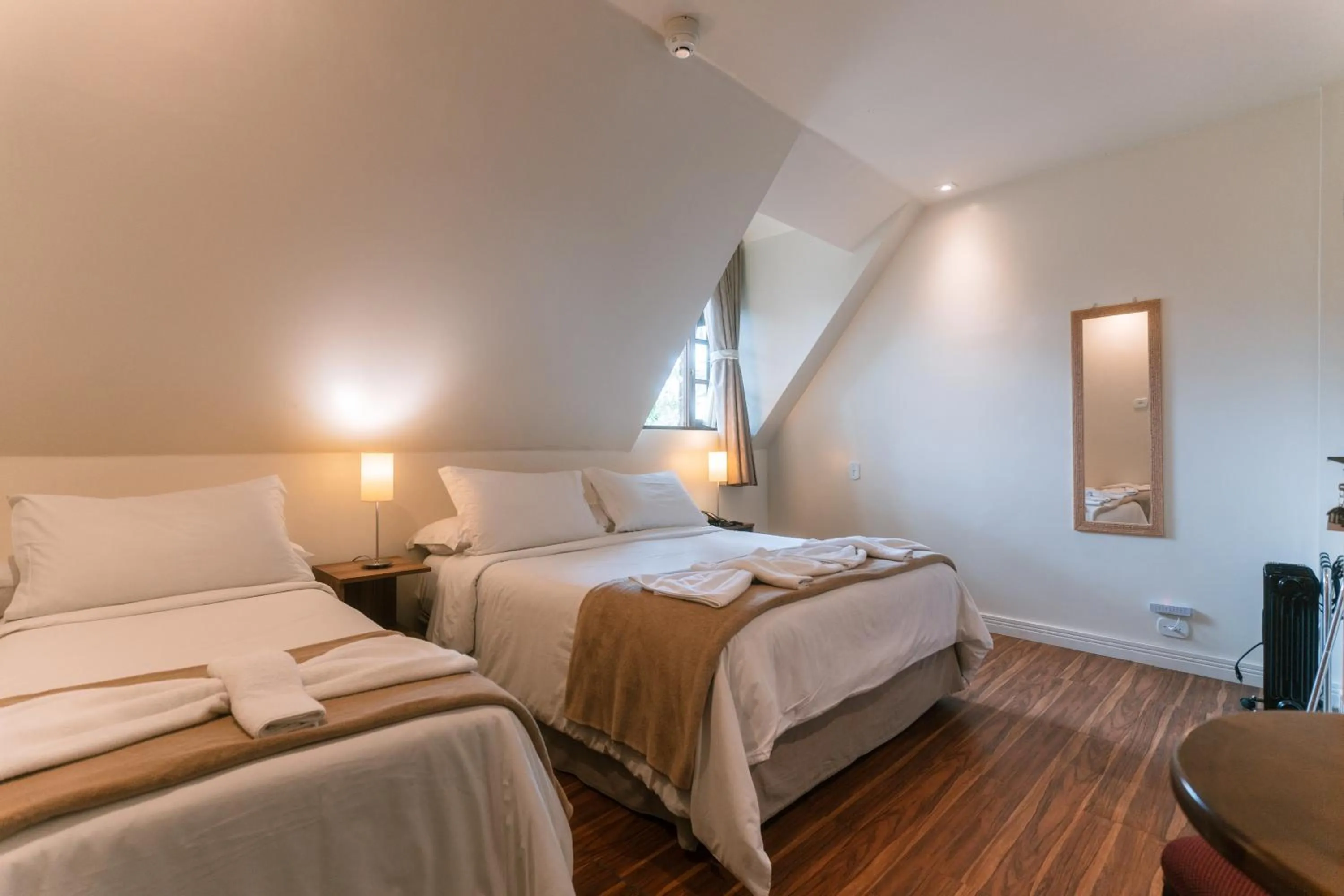 Photo of the whole room, Bed in Pousada La Toscana Campos do Jordão