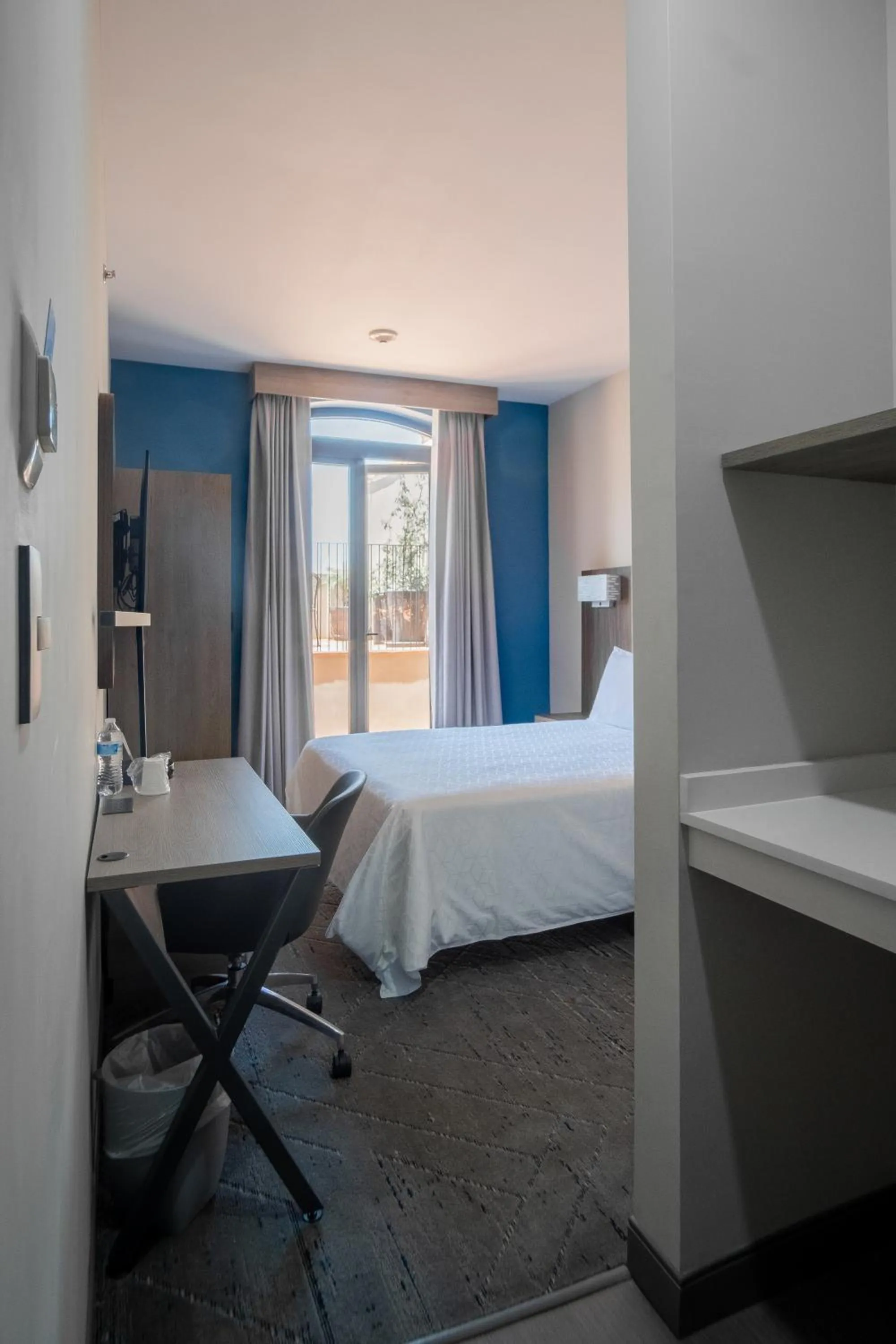 Photo of the whole room, Bed in Holiday Inn Express Morelia Centro Historico