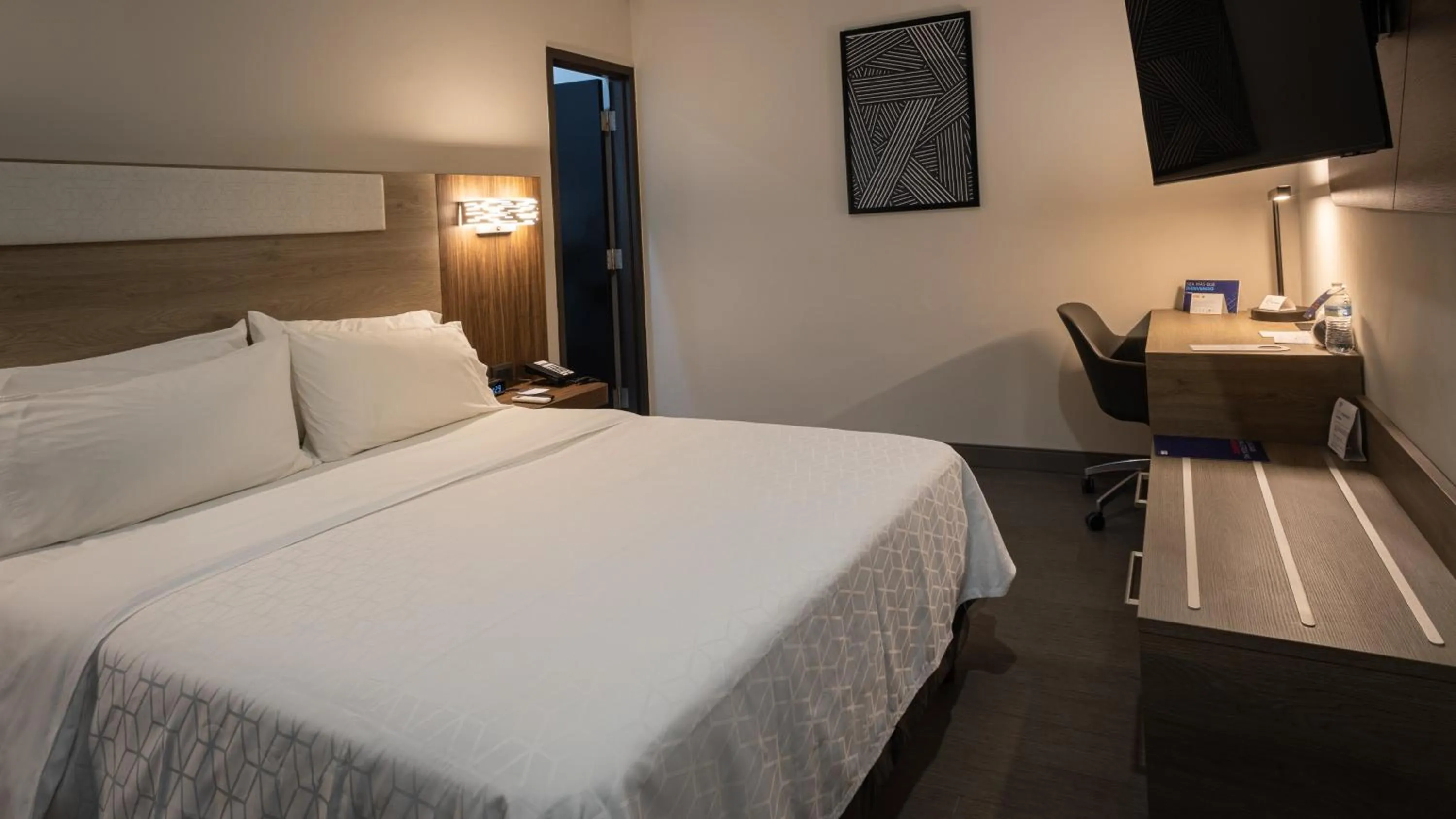 Photo of the whole room, Bed in Holiday Inn Express Morelia Centro Historico