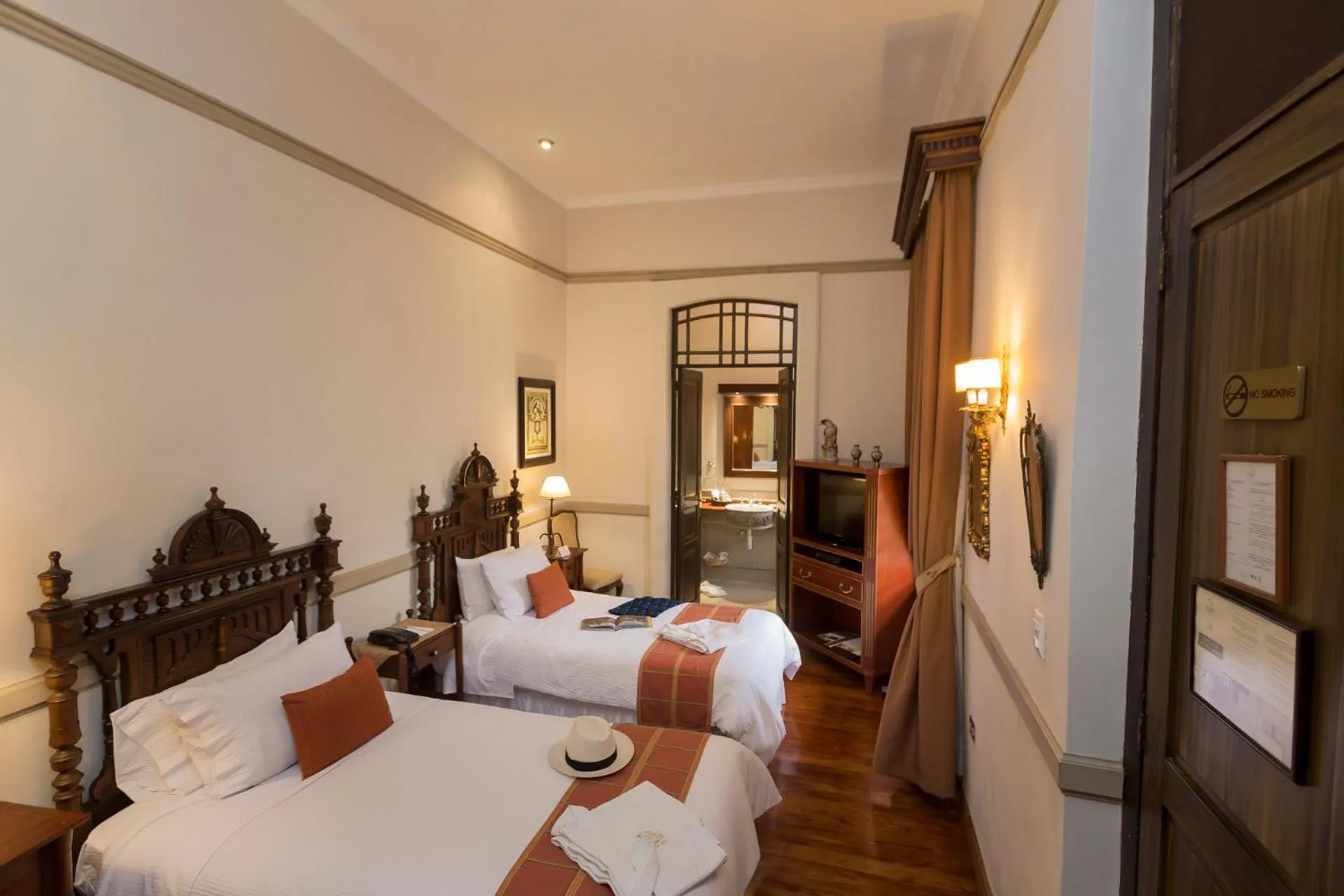 Photo of the whole room, Bed in Mansion Alcazar