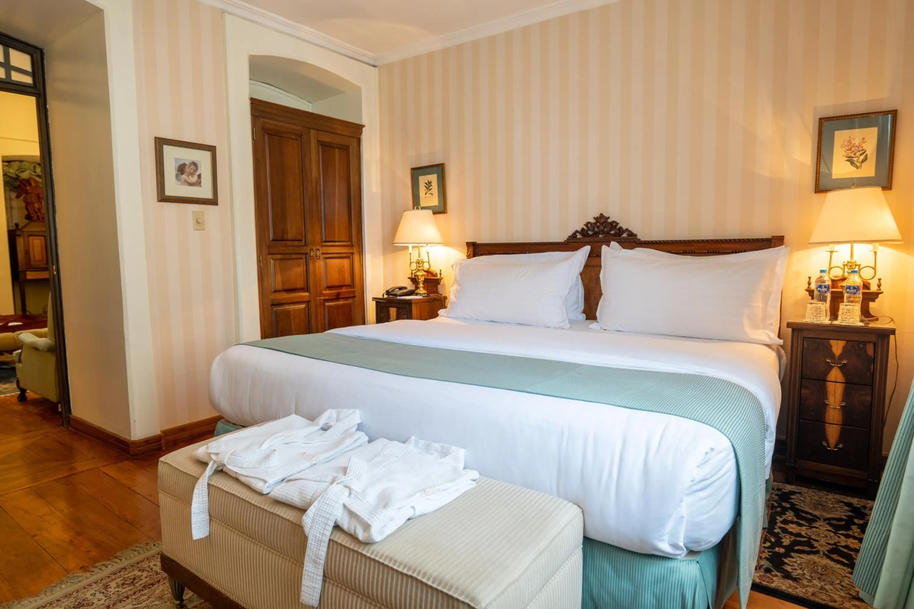 Photo of the whole room, Bed in Mansion Alcazar