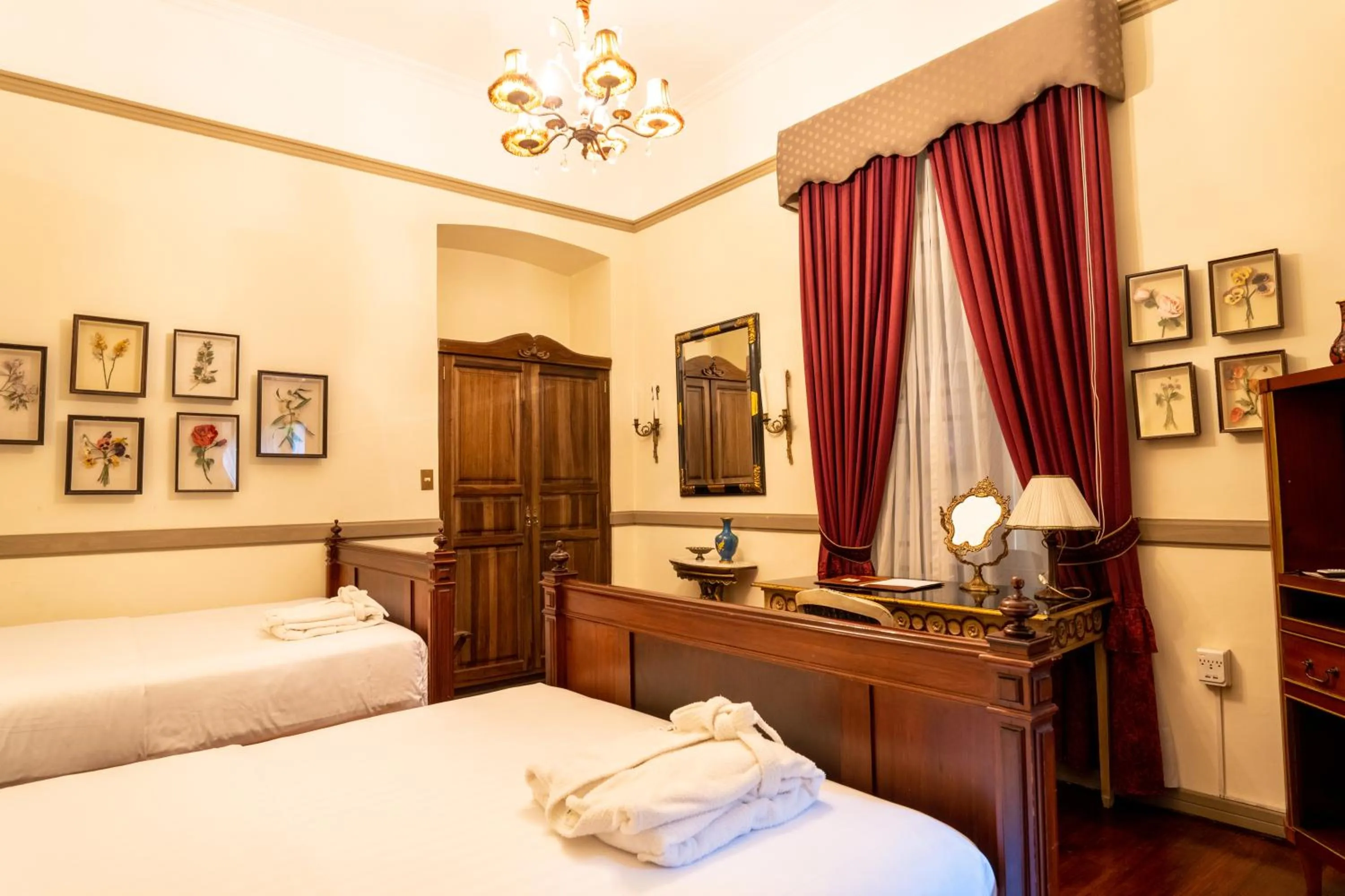 Photo of the whole room, Bed in Mansion Alcazar