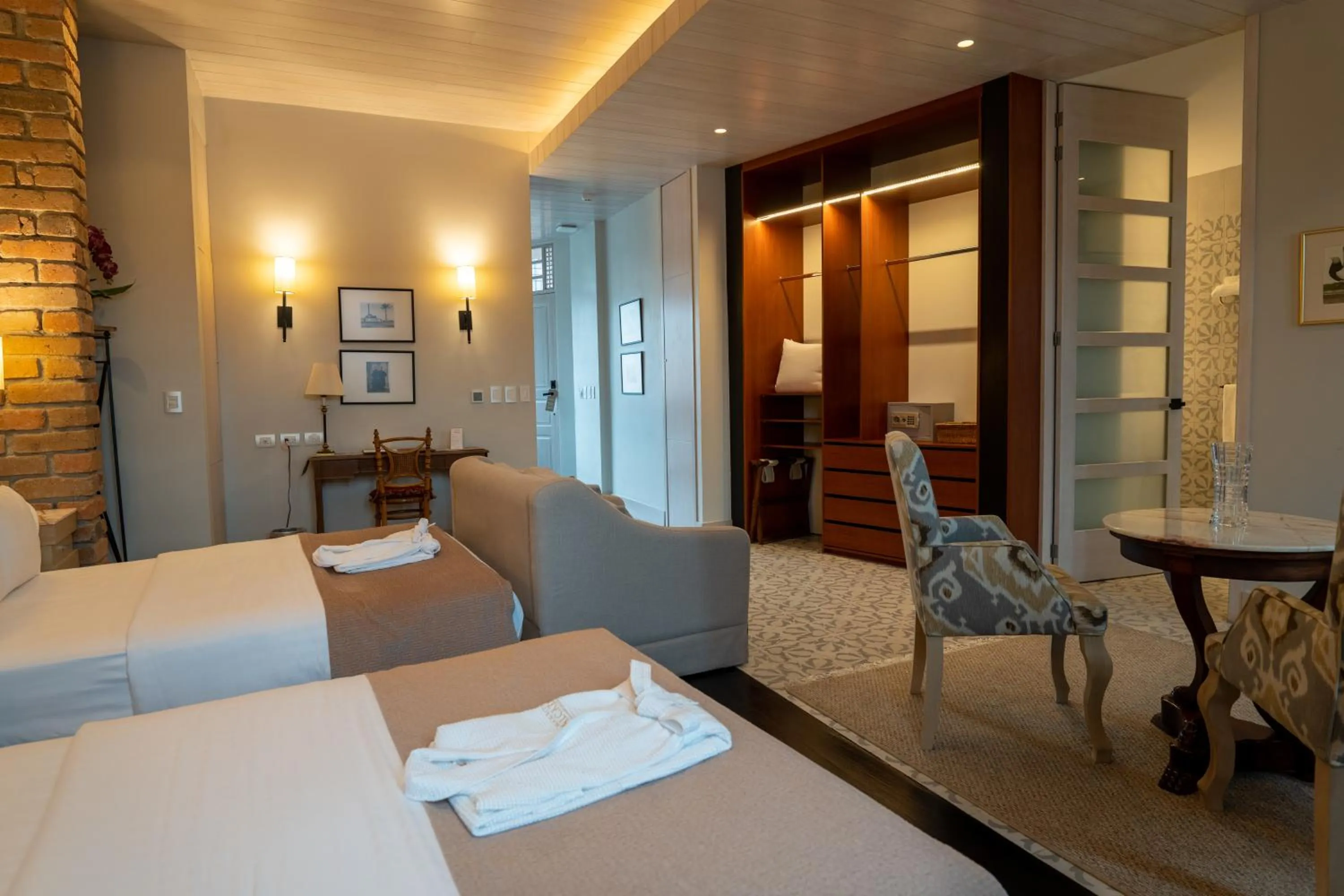 Photo of the whole room, Bed in Mansion Alcazar