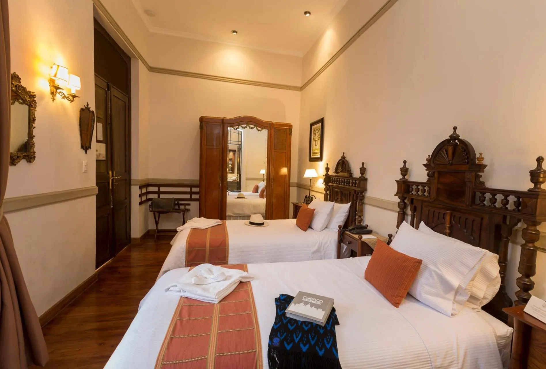 Photo of the whole room, Bed in Mansion Alcazar