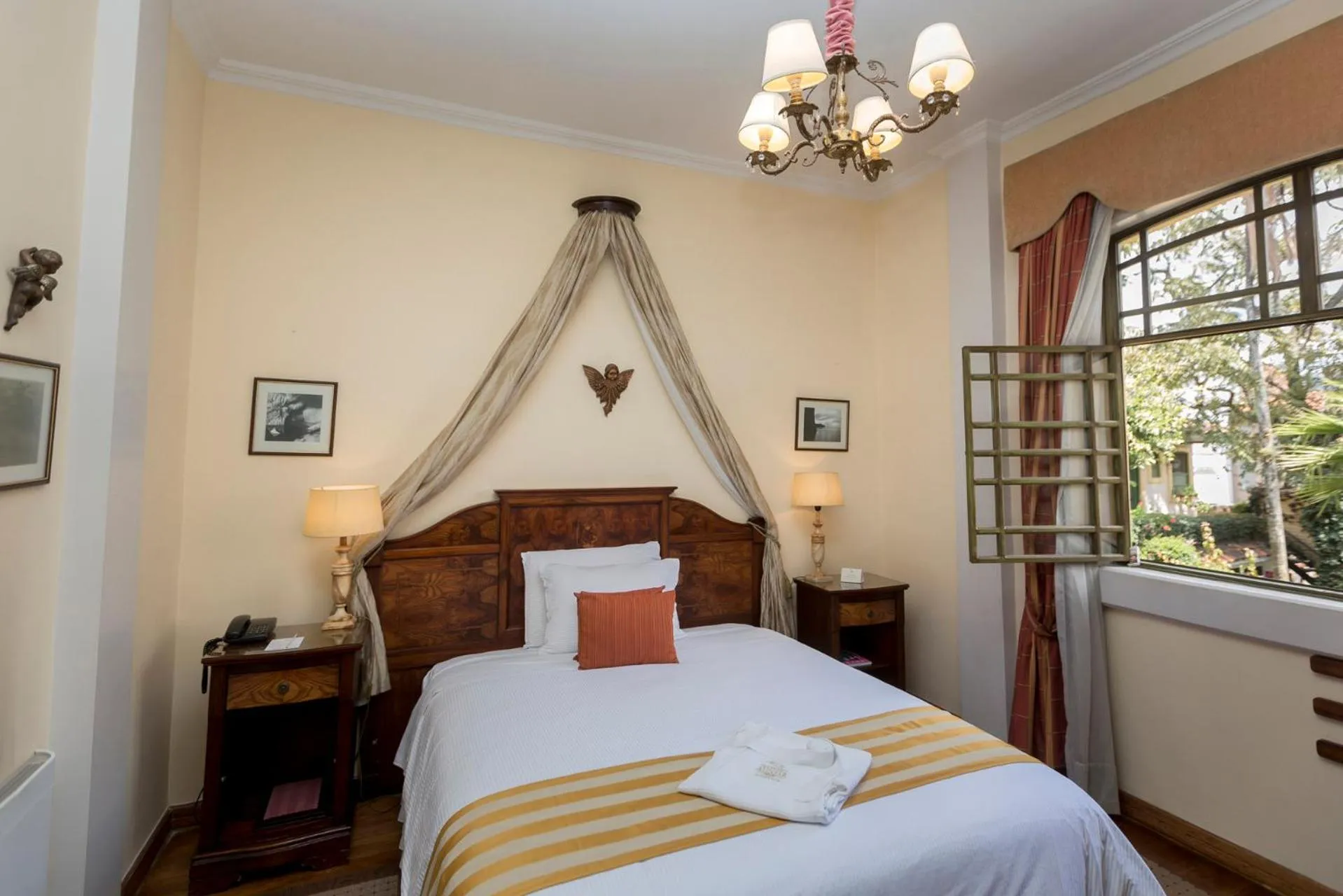 Photo of the whole room, Bed in Mansion Alcazar