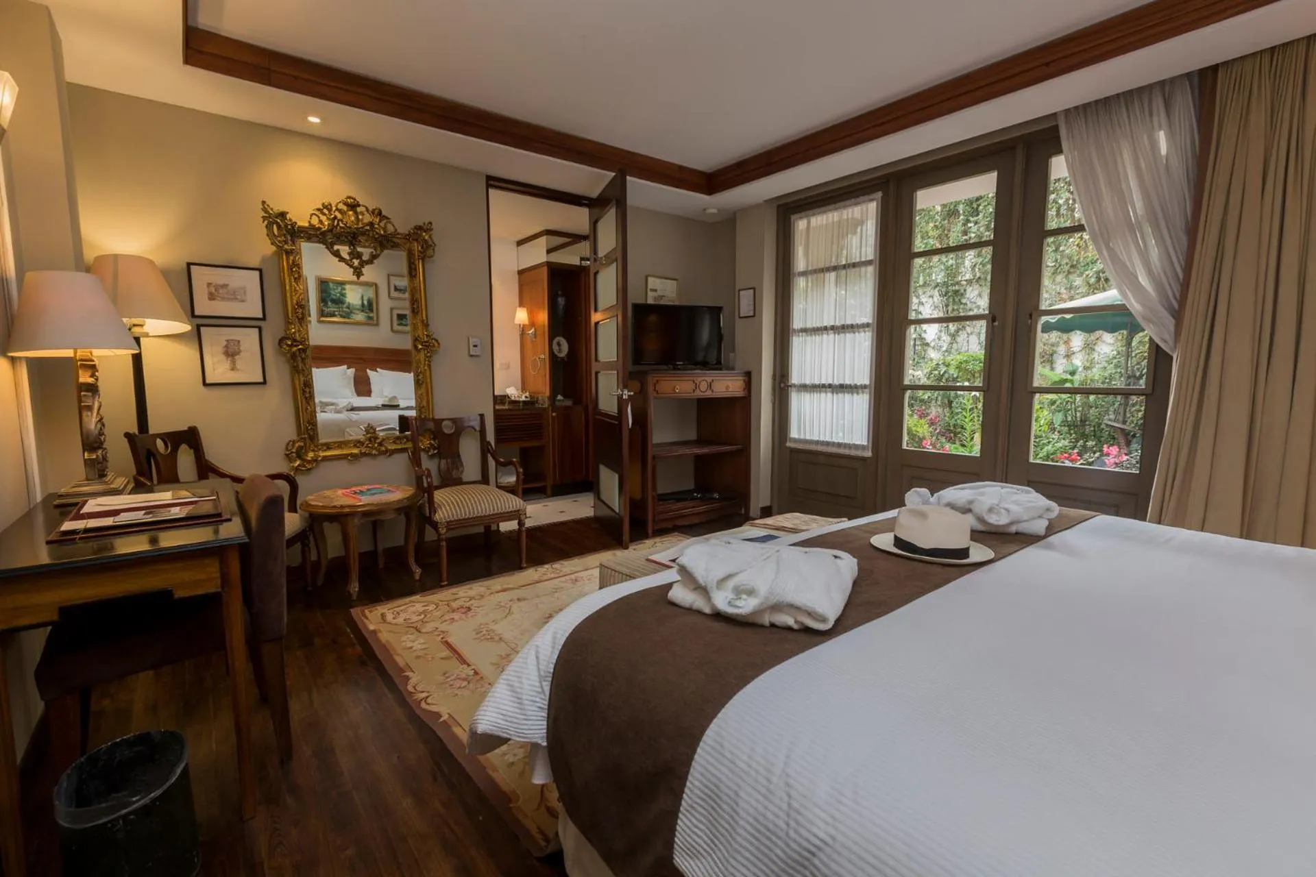 Photo of the whole room, Bed in Mansion Alcazar