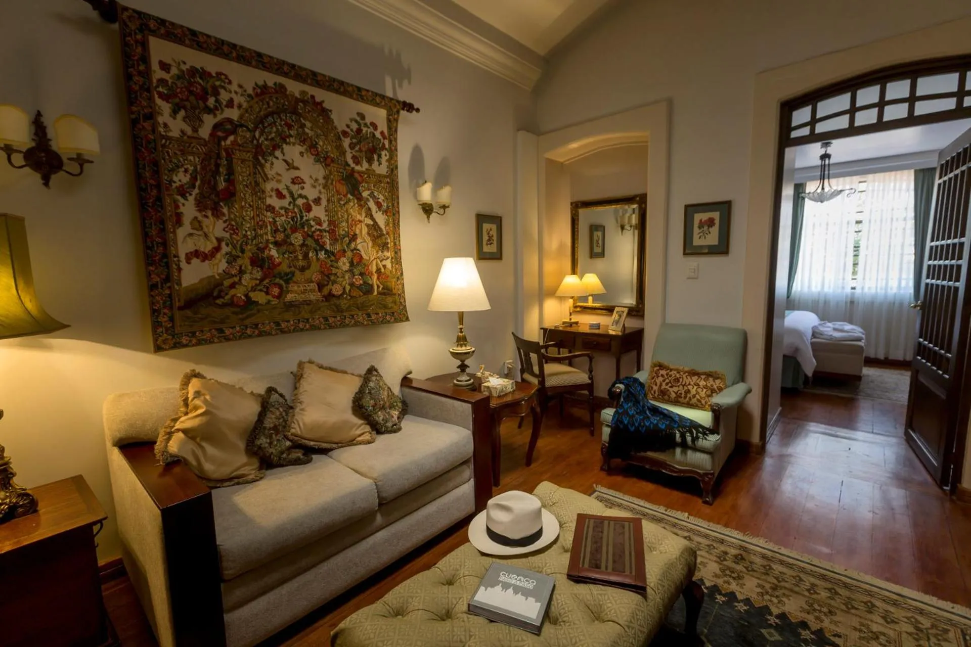 Living room, Bed in Mansion Alcazar