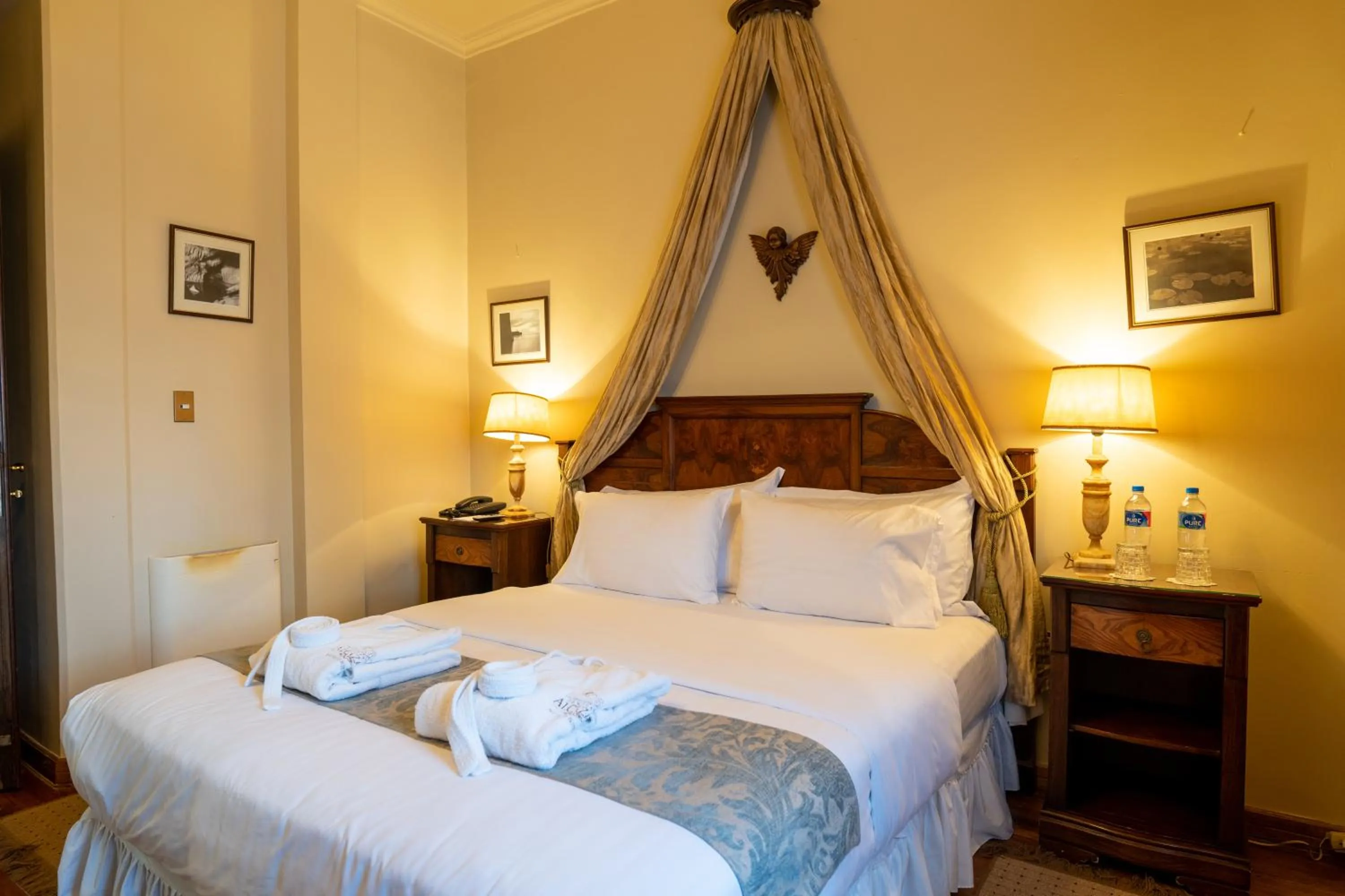 Photo of the whole room, Bed in Mansion Alcazar