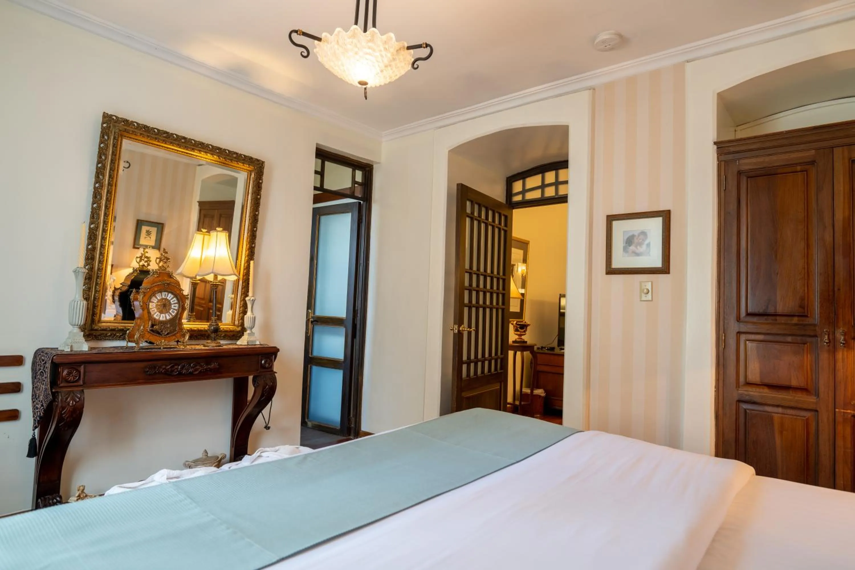 Photo of the whole room, Bed in Mansion Alcazar