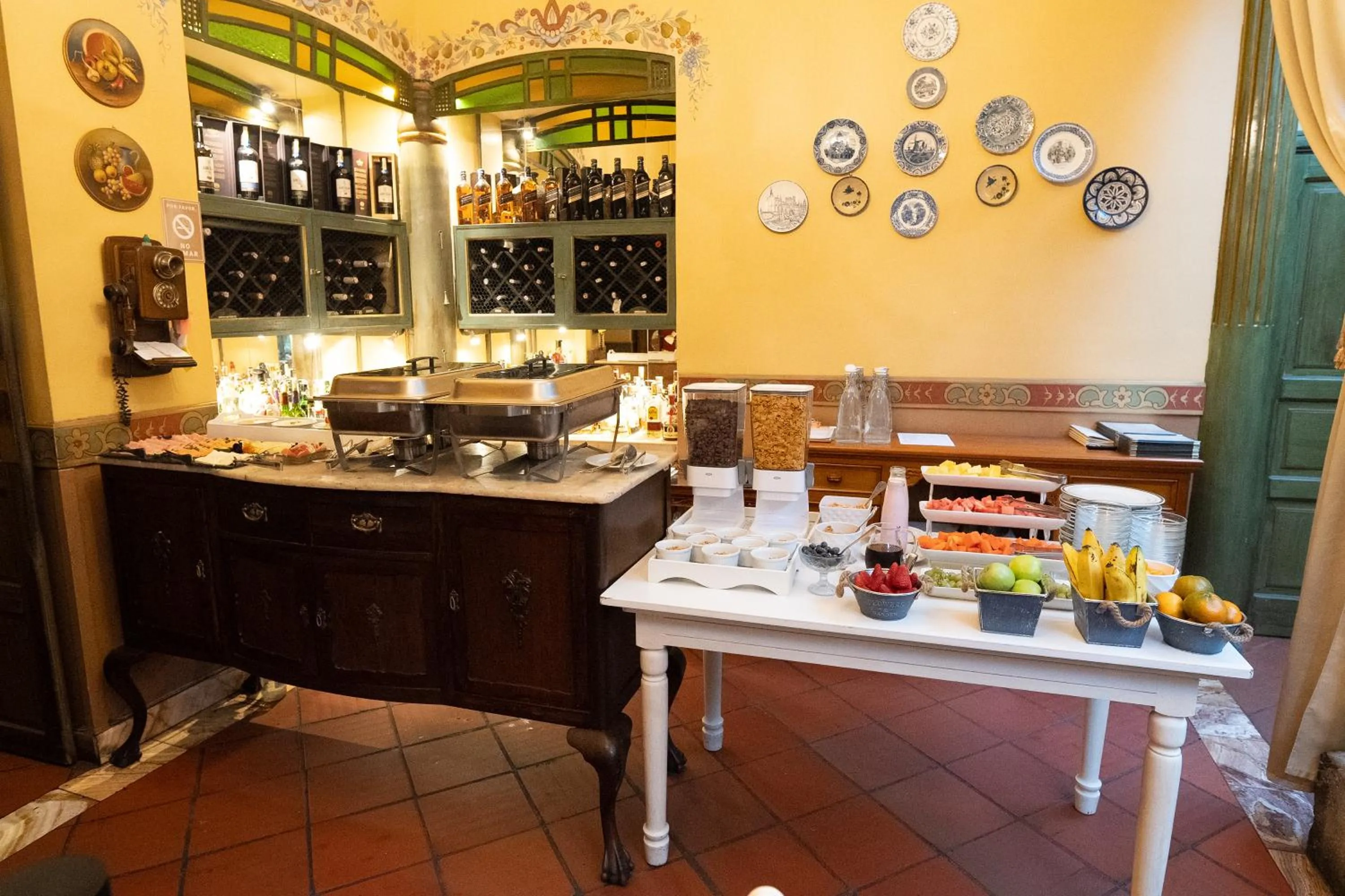 Restaurant/places to eat in Mansion Alcazar