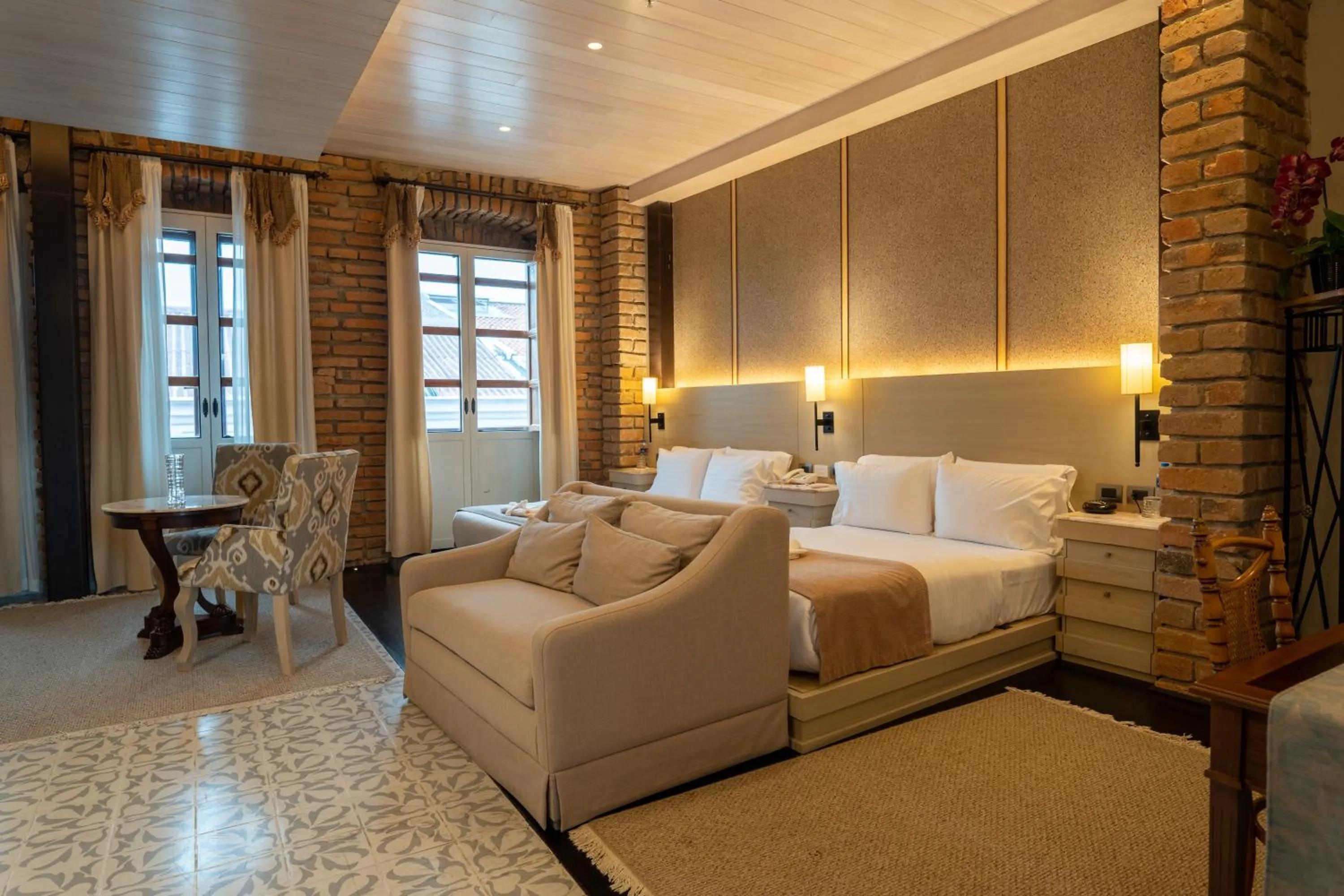 Photo of the whole room, Bed in Mansion Alcazar