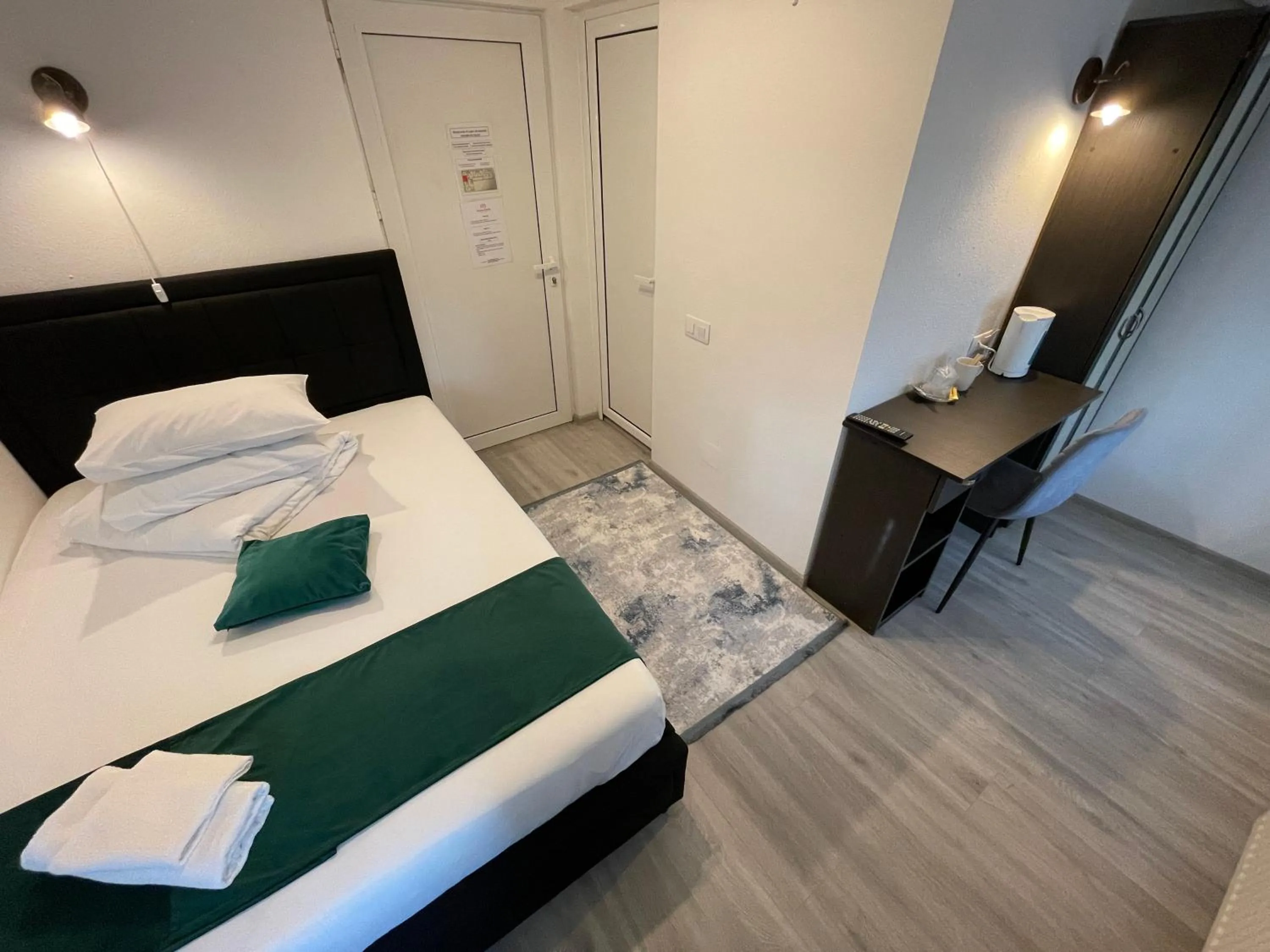 Bed in Pensiunea Pictorilor