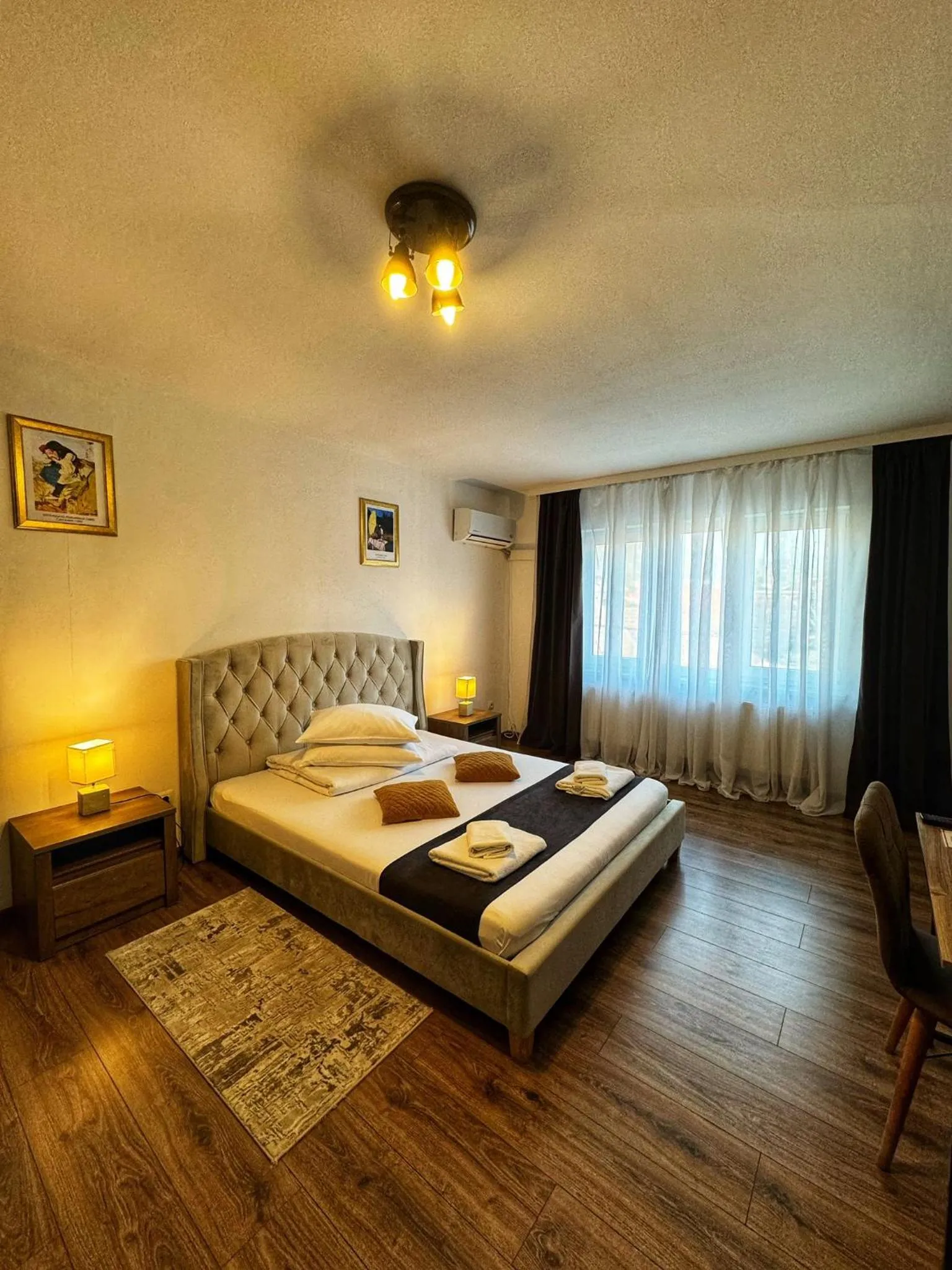 Bed in Pensiunea Pictorilor