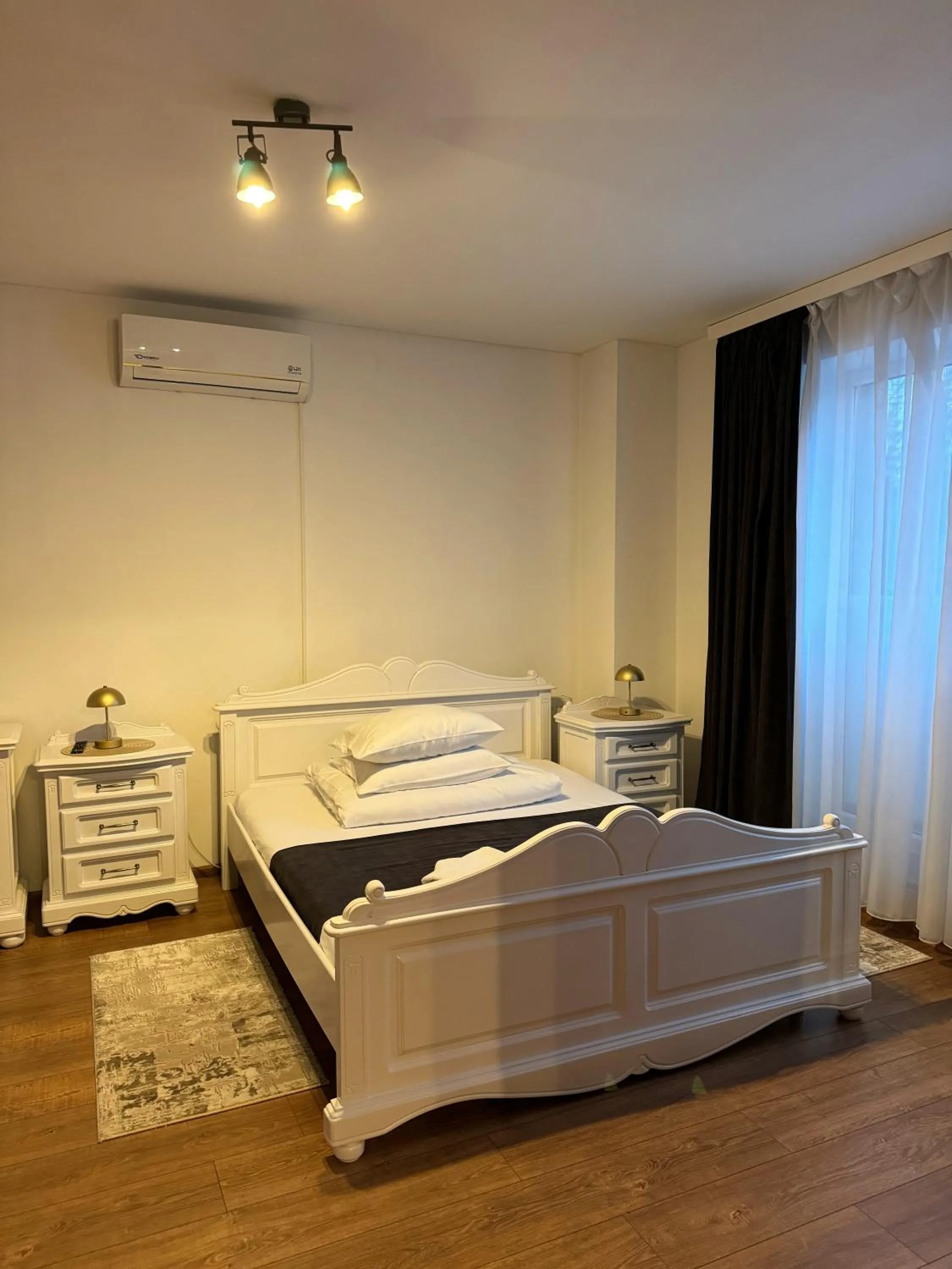 Bed in Pensiunea Pictorilor