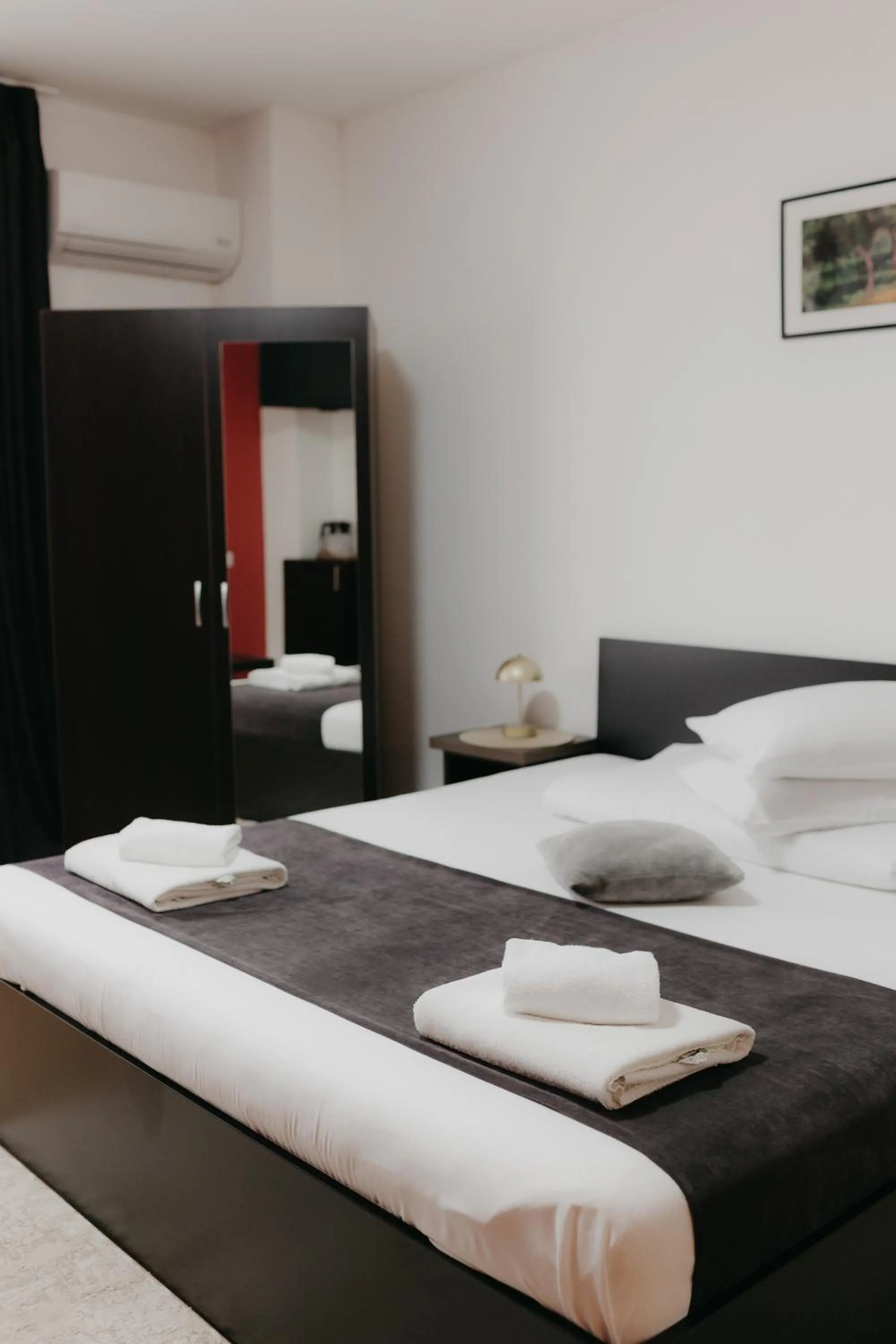 Bed in Pensiunea Pictorilor