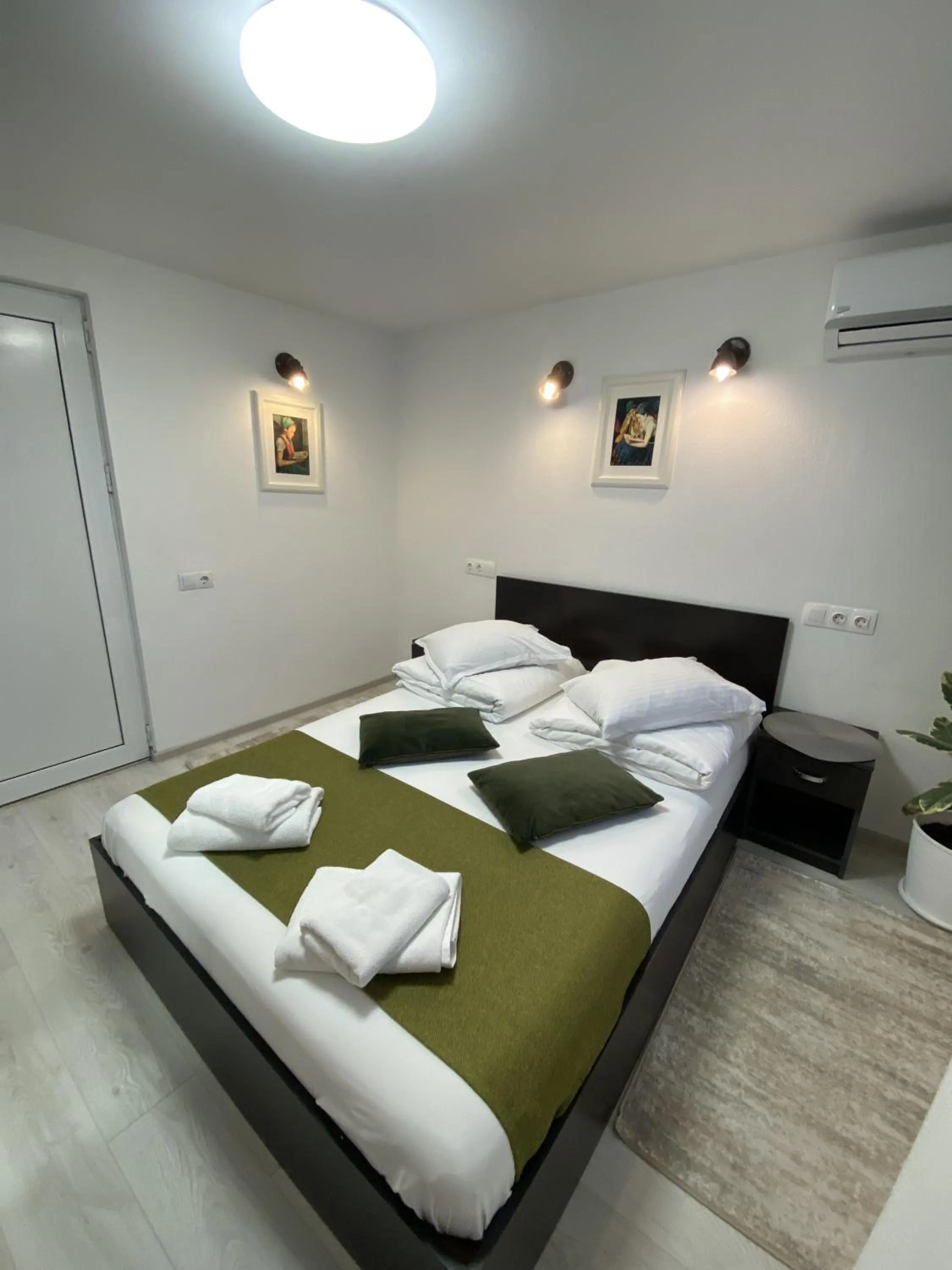 Photo of the whole room, Bed in Pensiunea Pictorilor