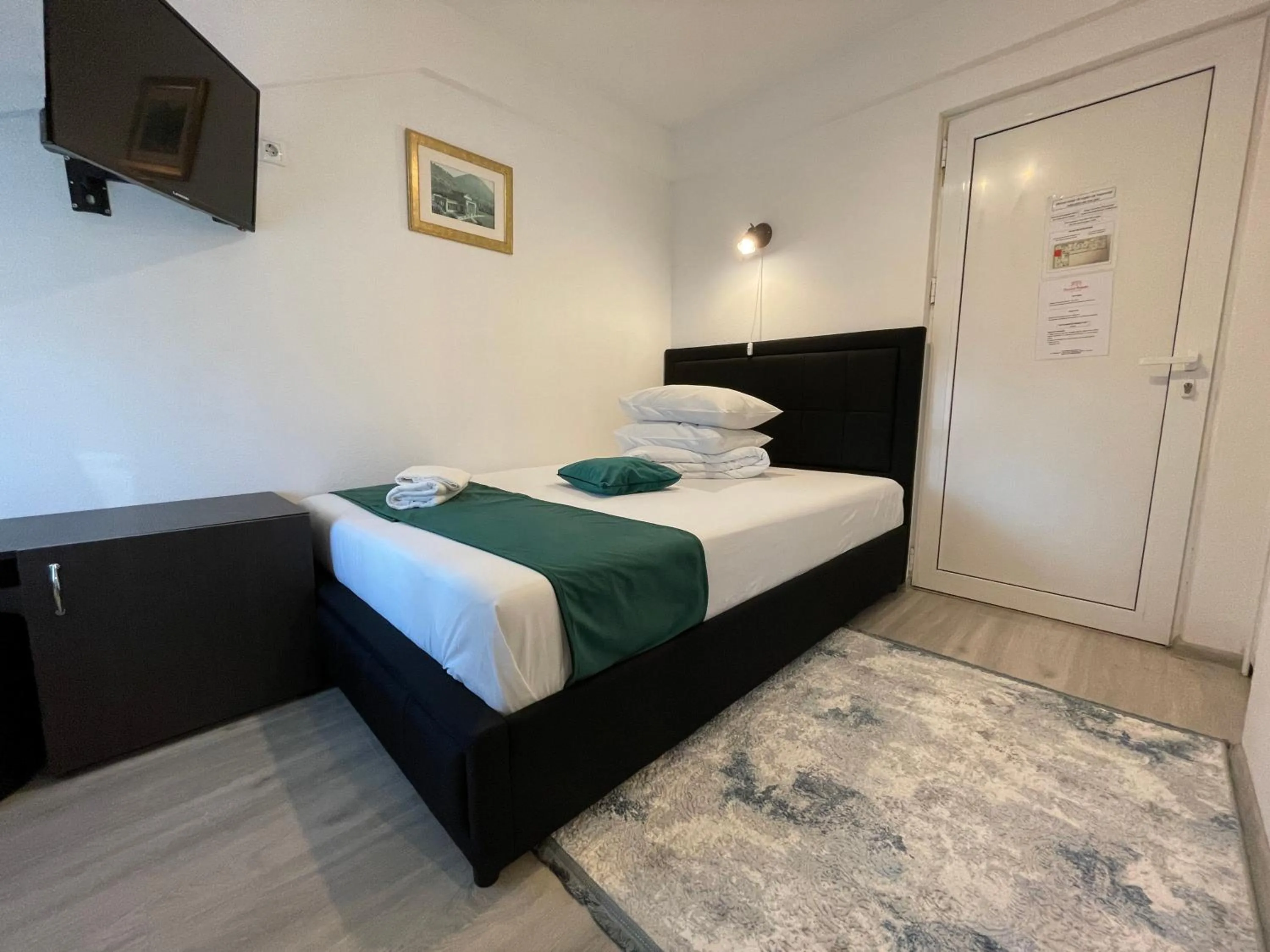 Bed in Pensiunea Pictorilor