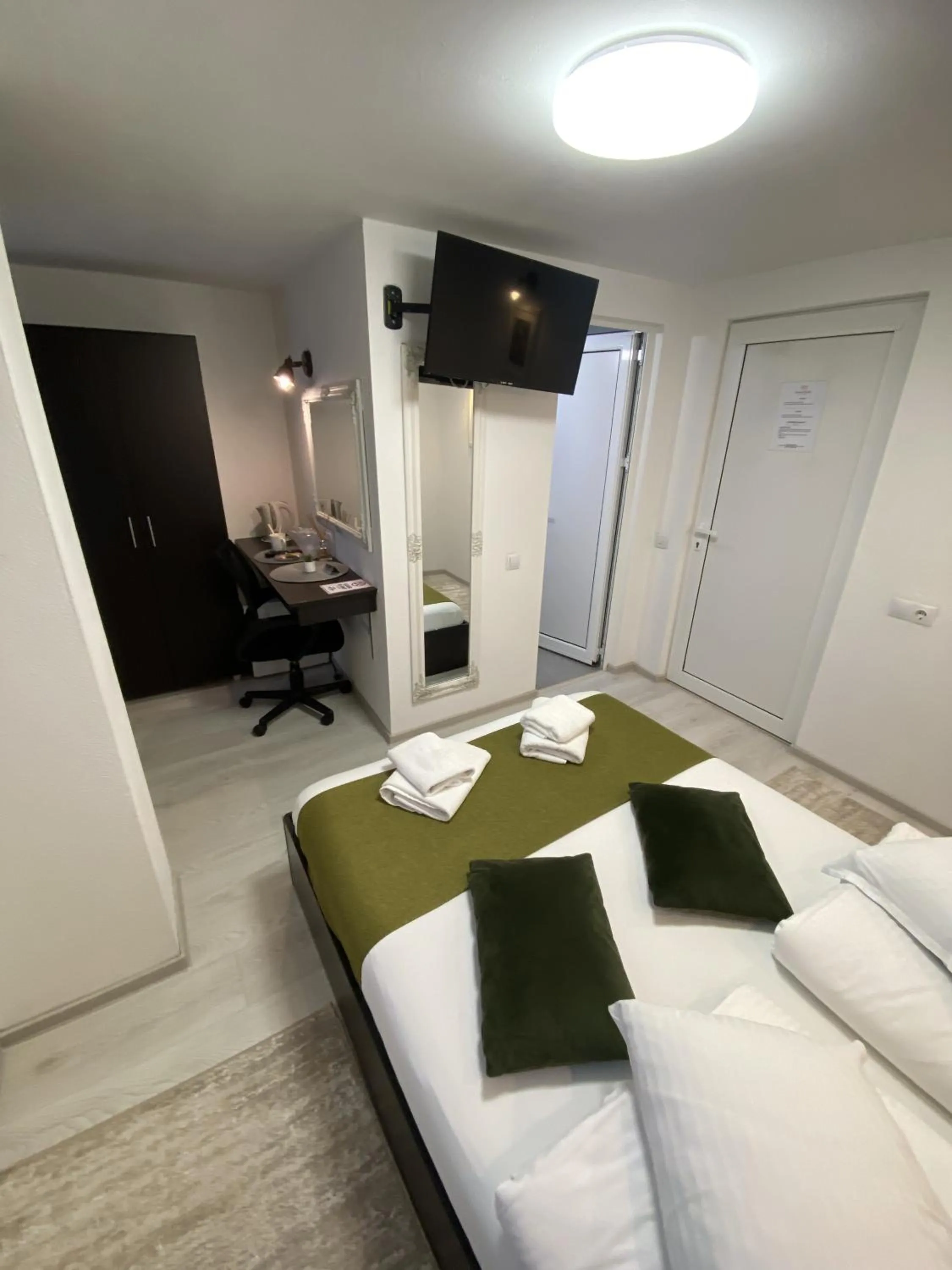 Bed in Pensiunea Pictorilor