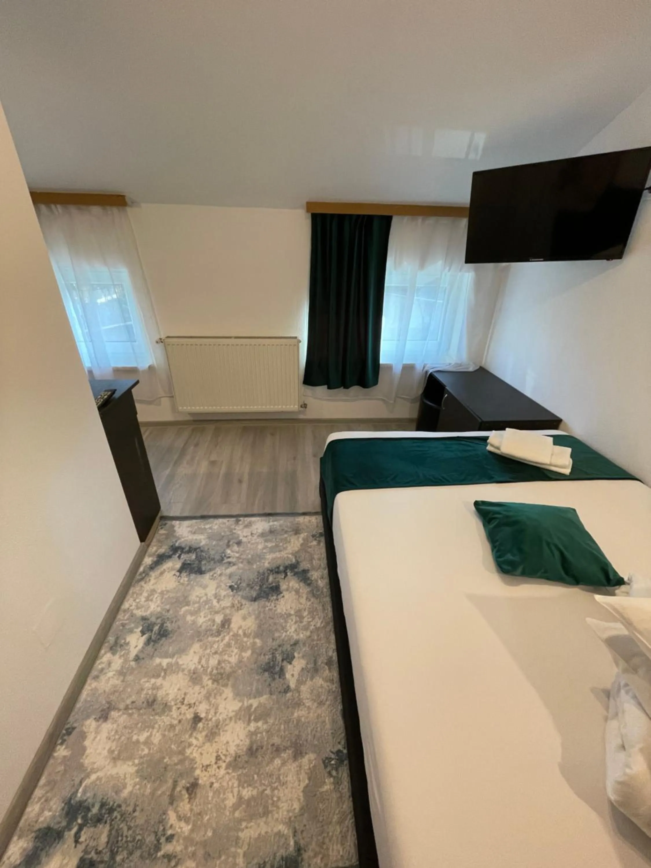 Bed in Pensiunea Pictorilor