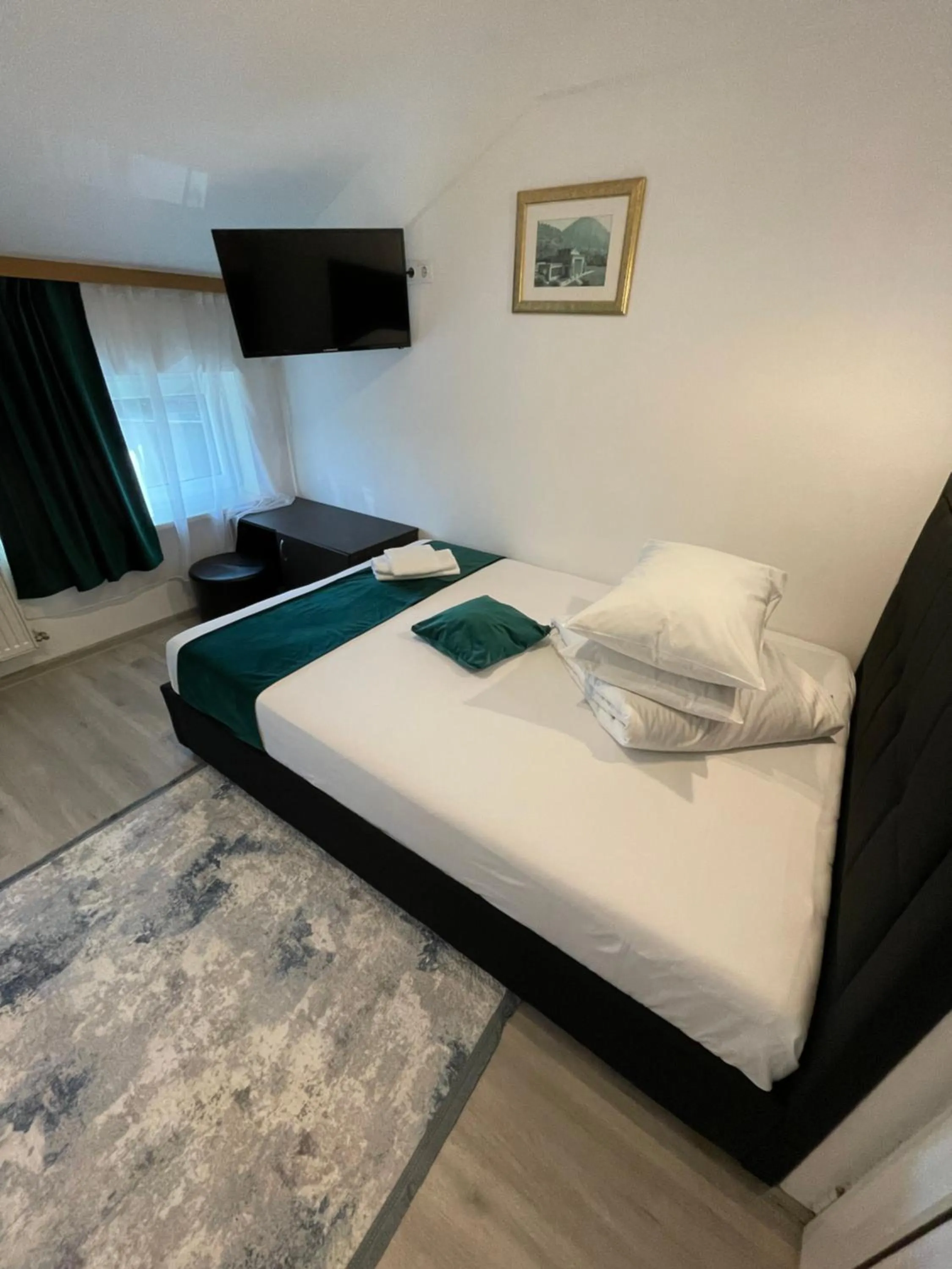 Bed in Pensiunea Pictorilor