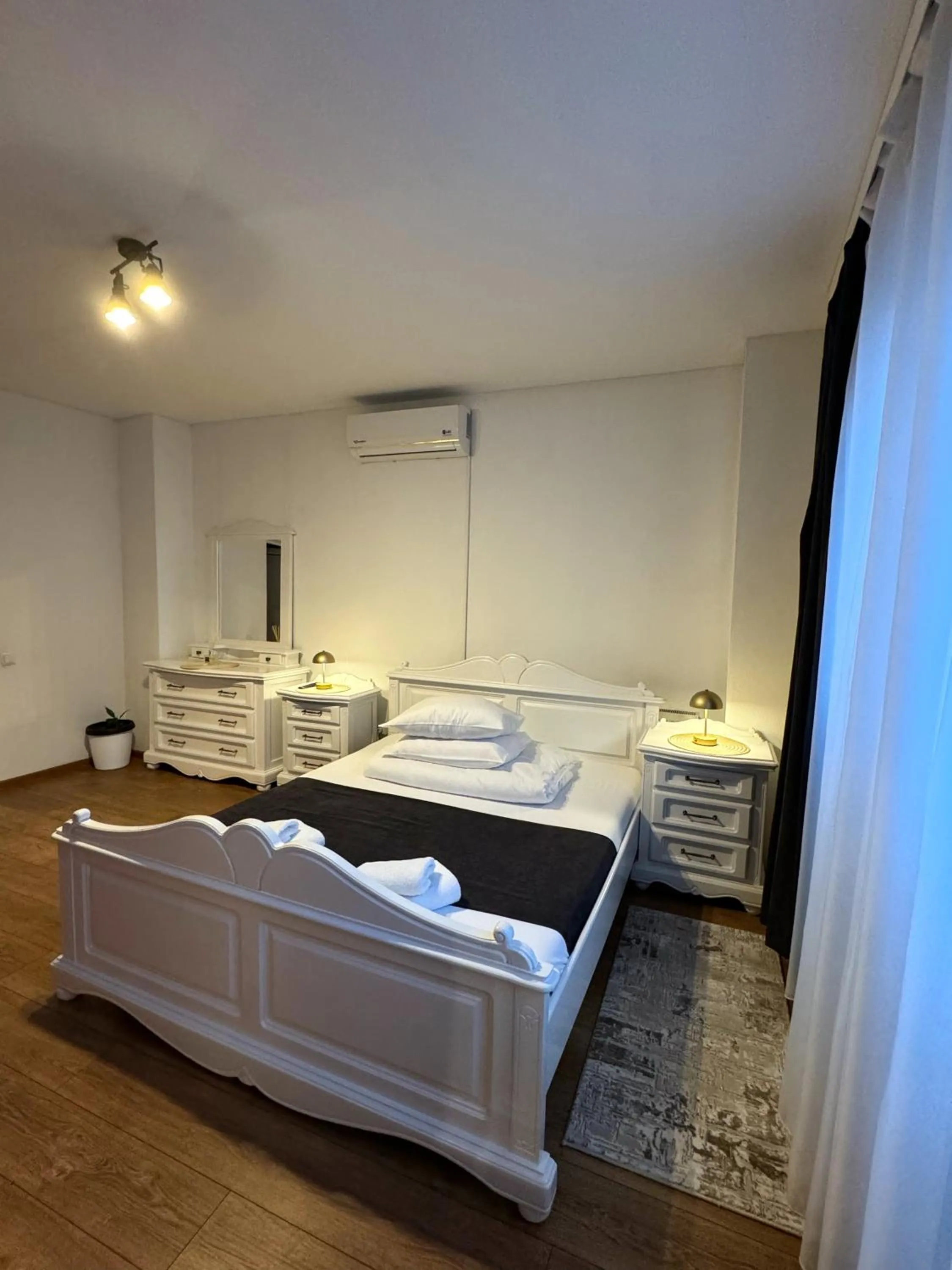 Bed in Pensiunea Pictorilor