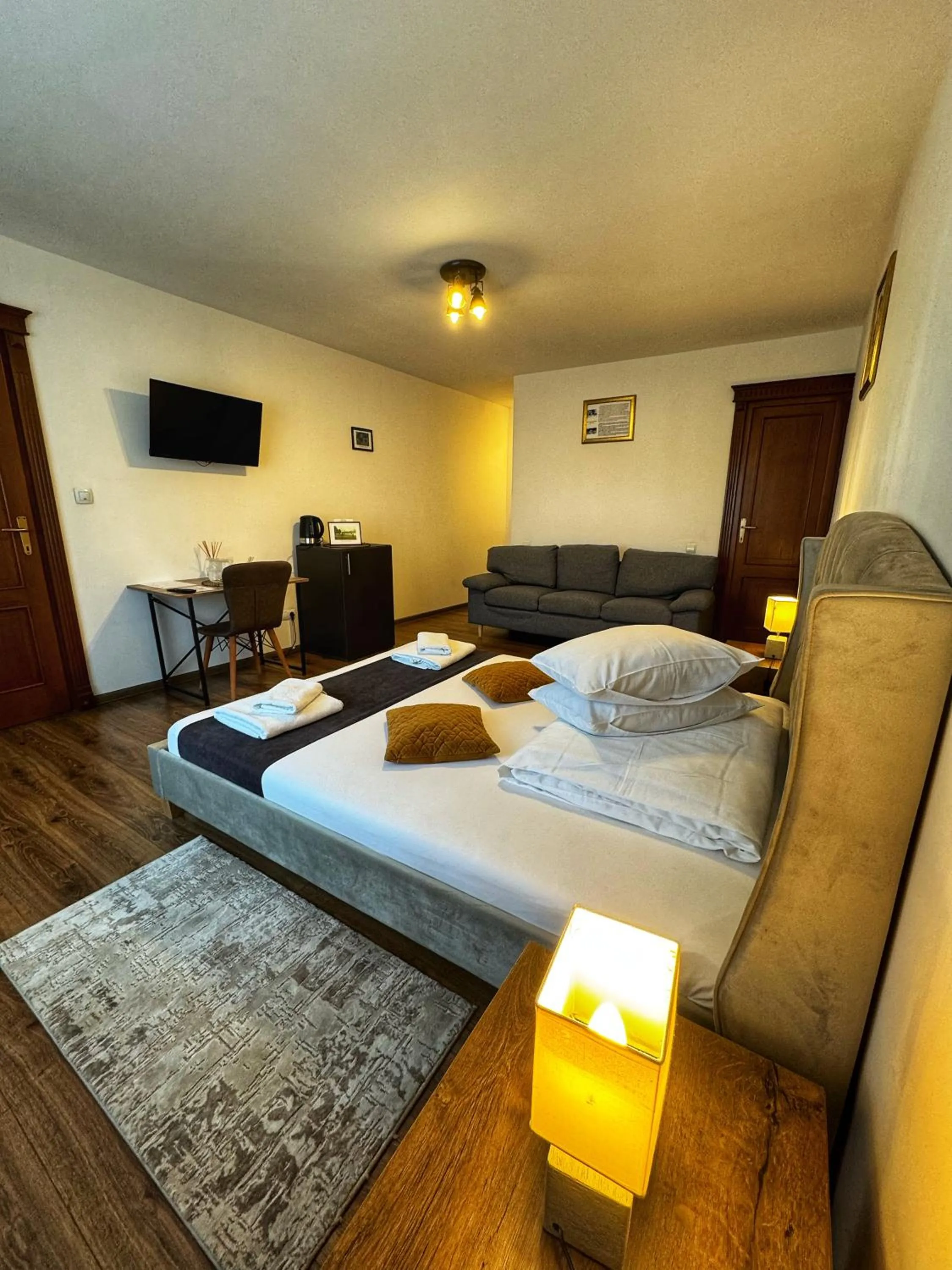 Bed in Pensiunea Pictorilor