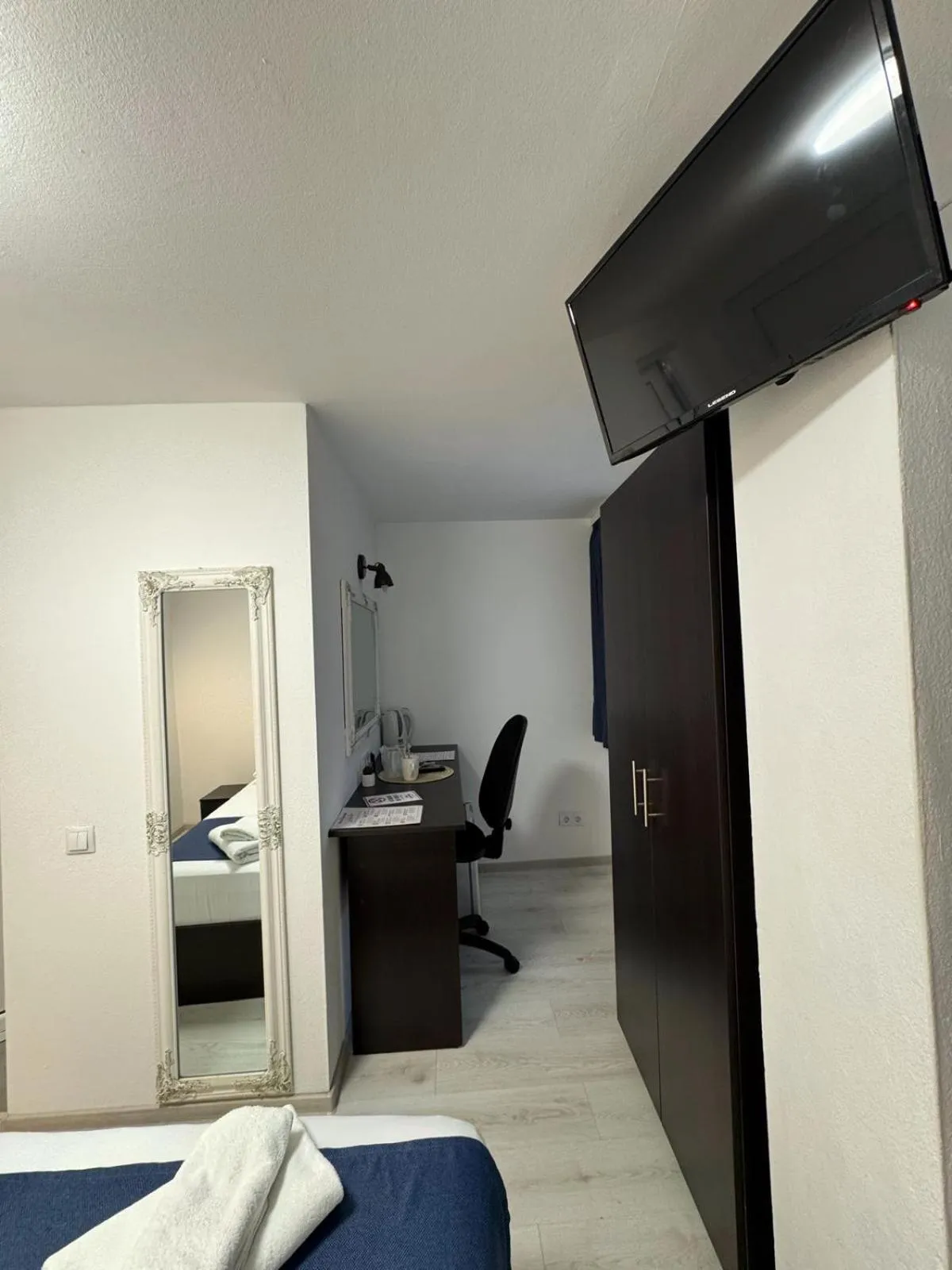 Bed in Pensiunea Pictorilor