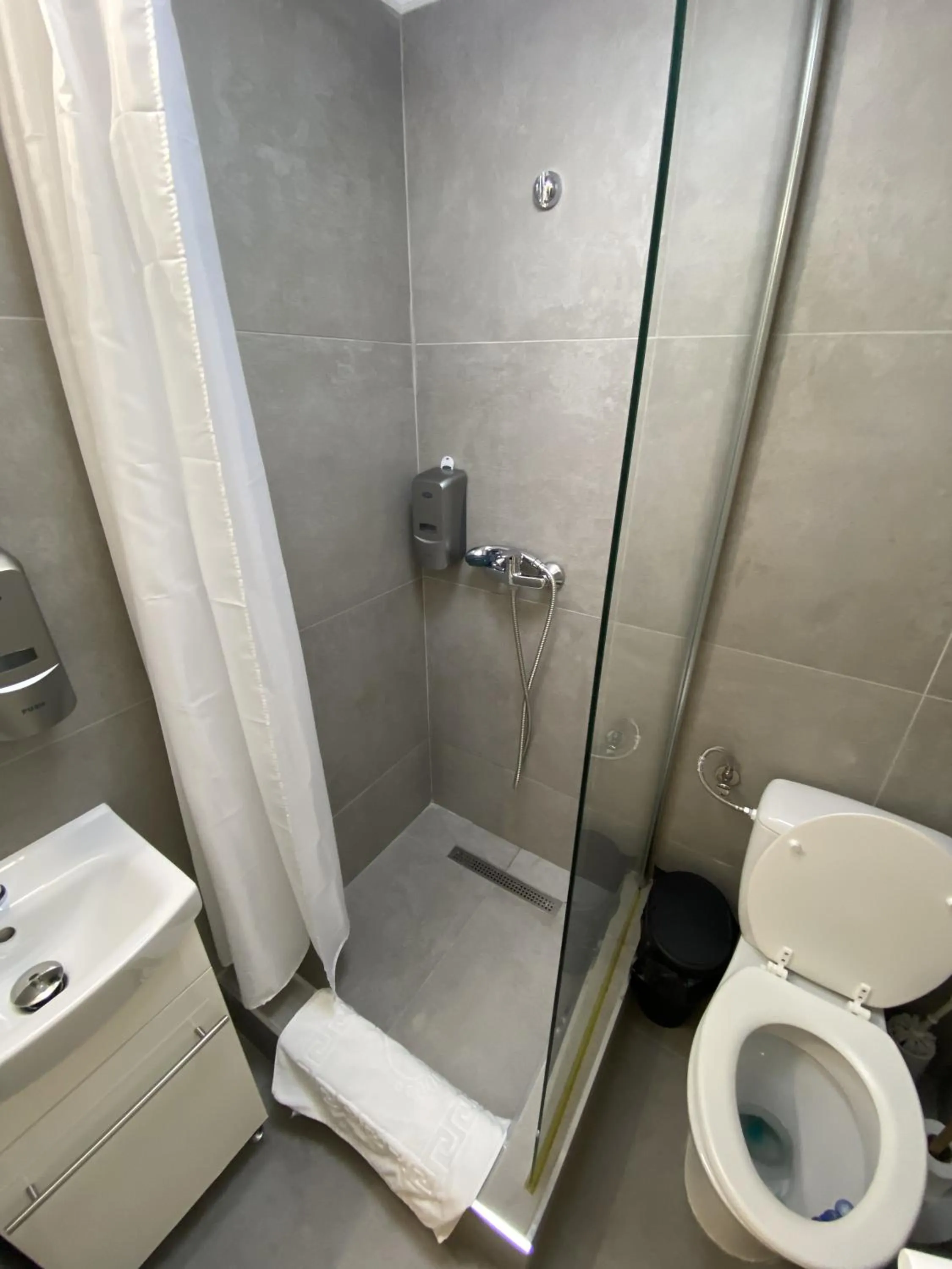 Shower in Pensiunea Pictorilor