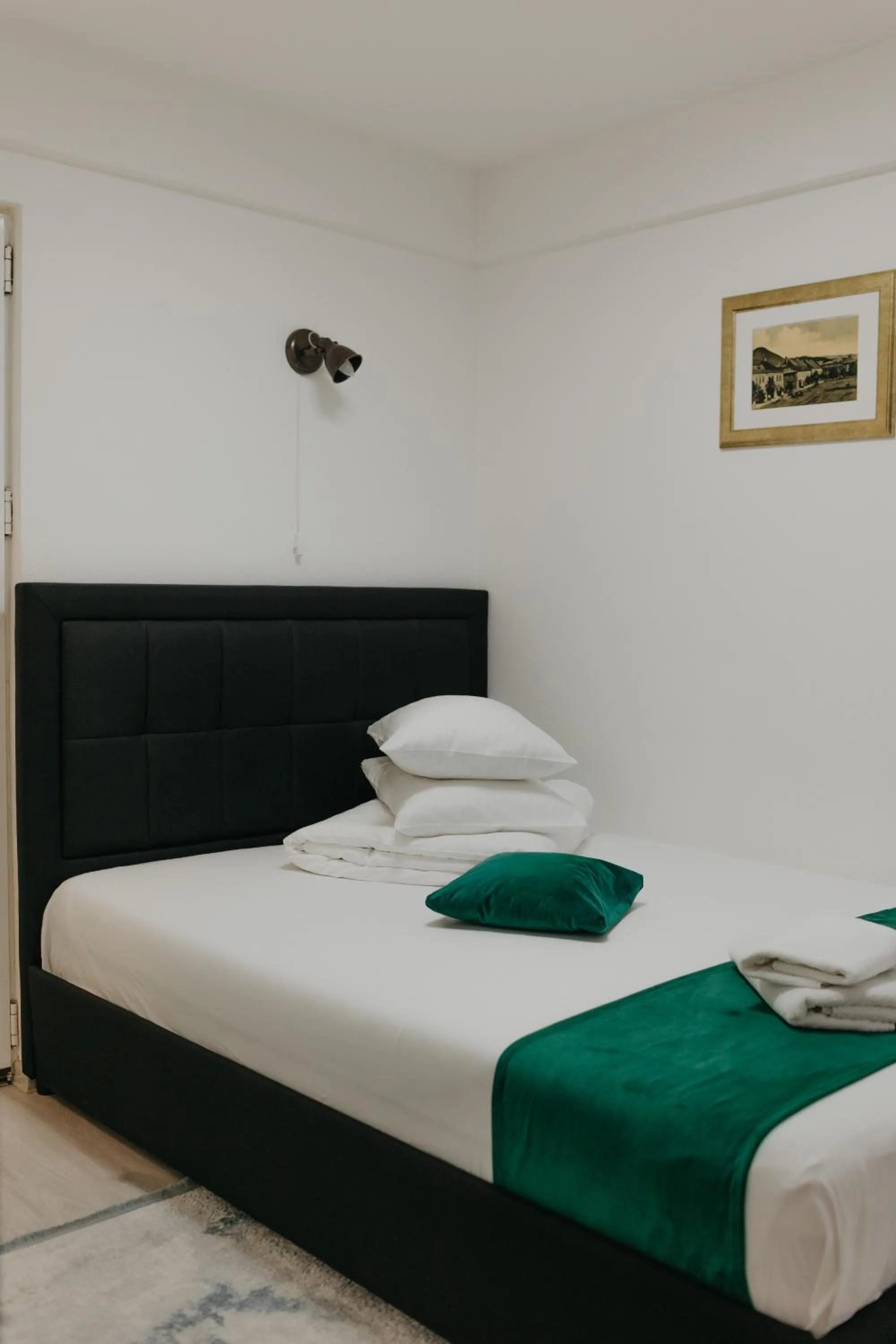 Photo of the whole room, Bed in Pensiunea Pictorilor