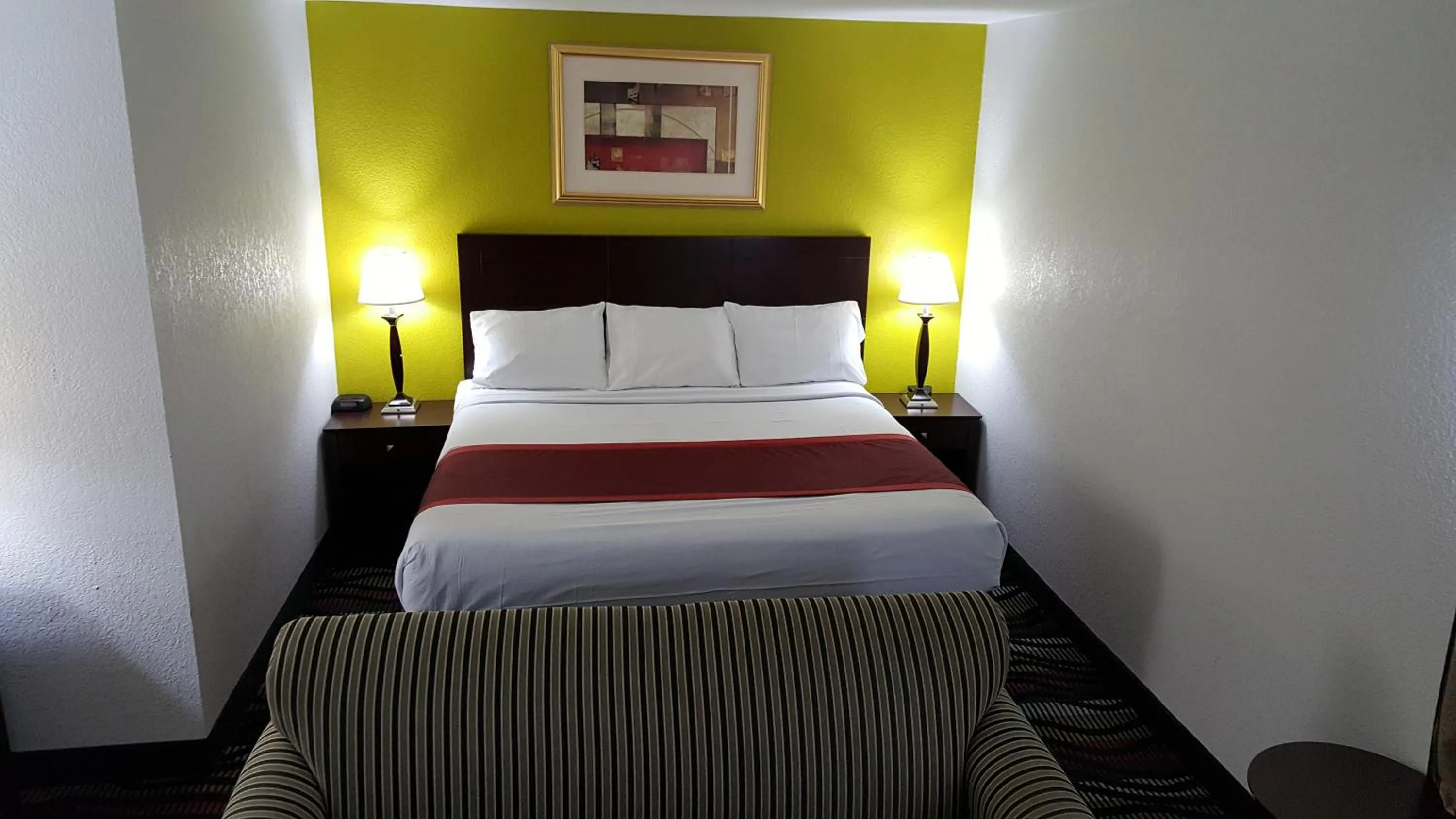 Bedroom, Bed in Horizon Inn