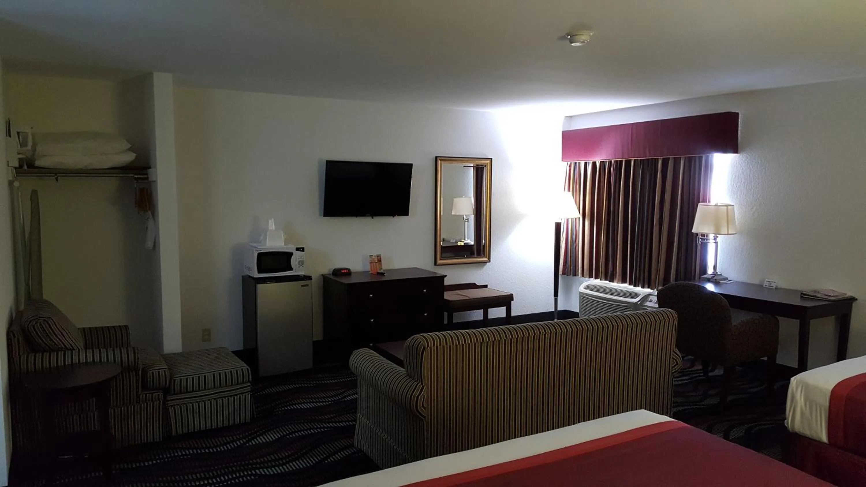 Bedroom, Bed in Horizon Inn