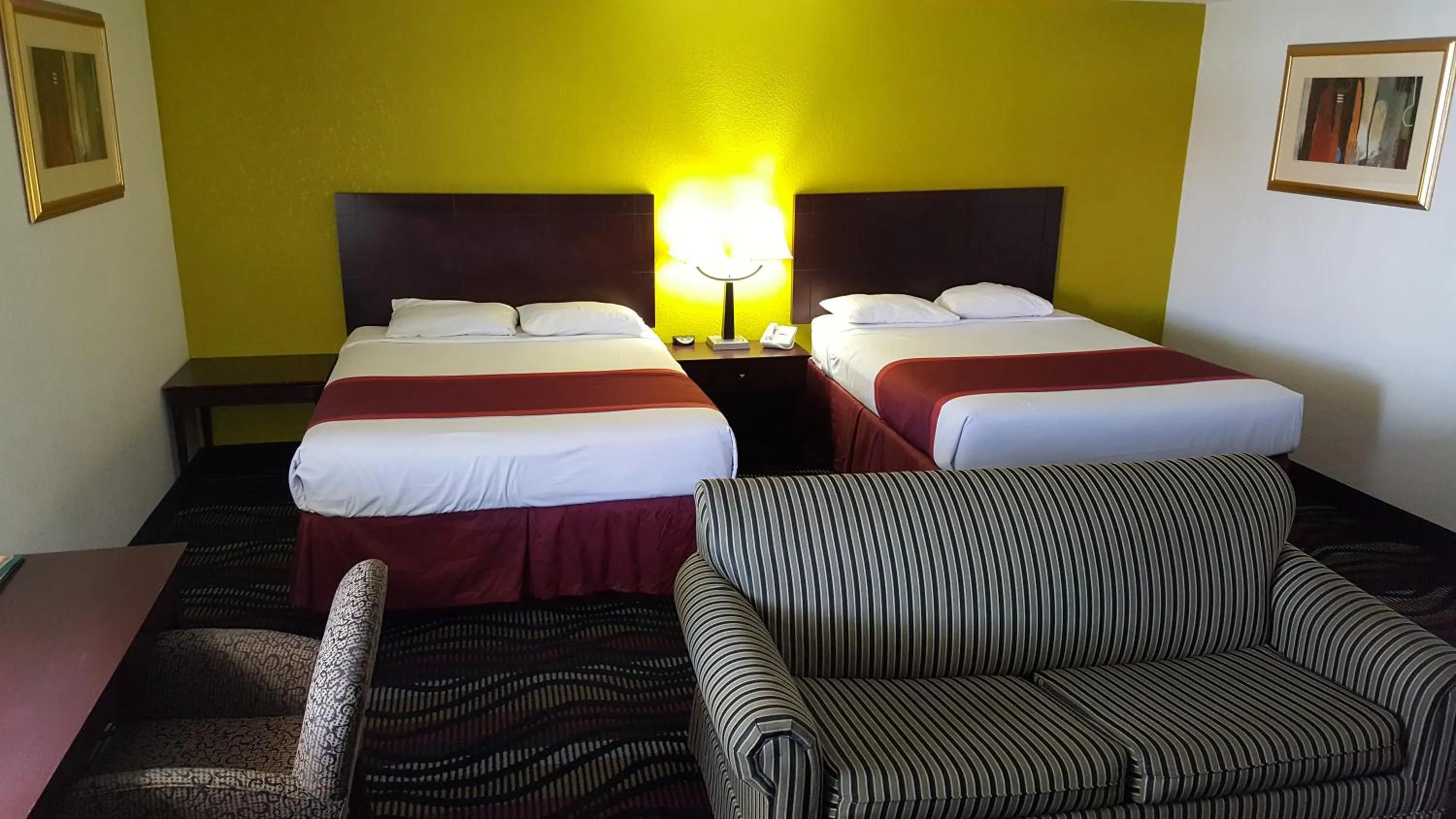 Bedroom, Bed in Horizon Inn