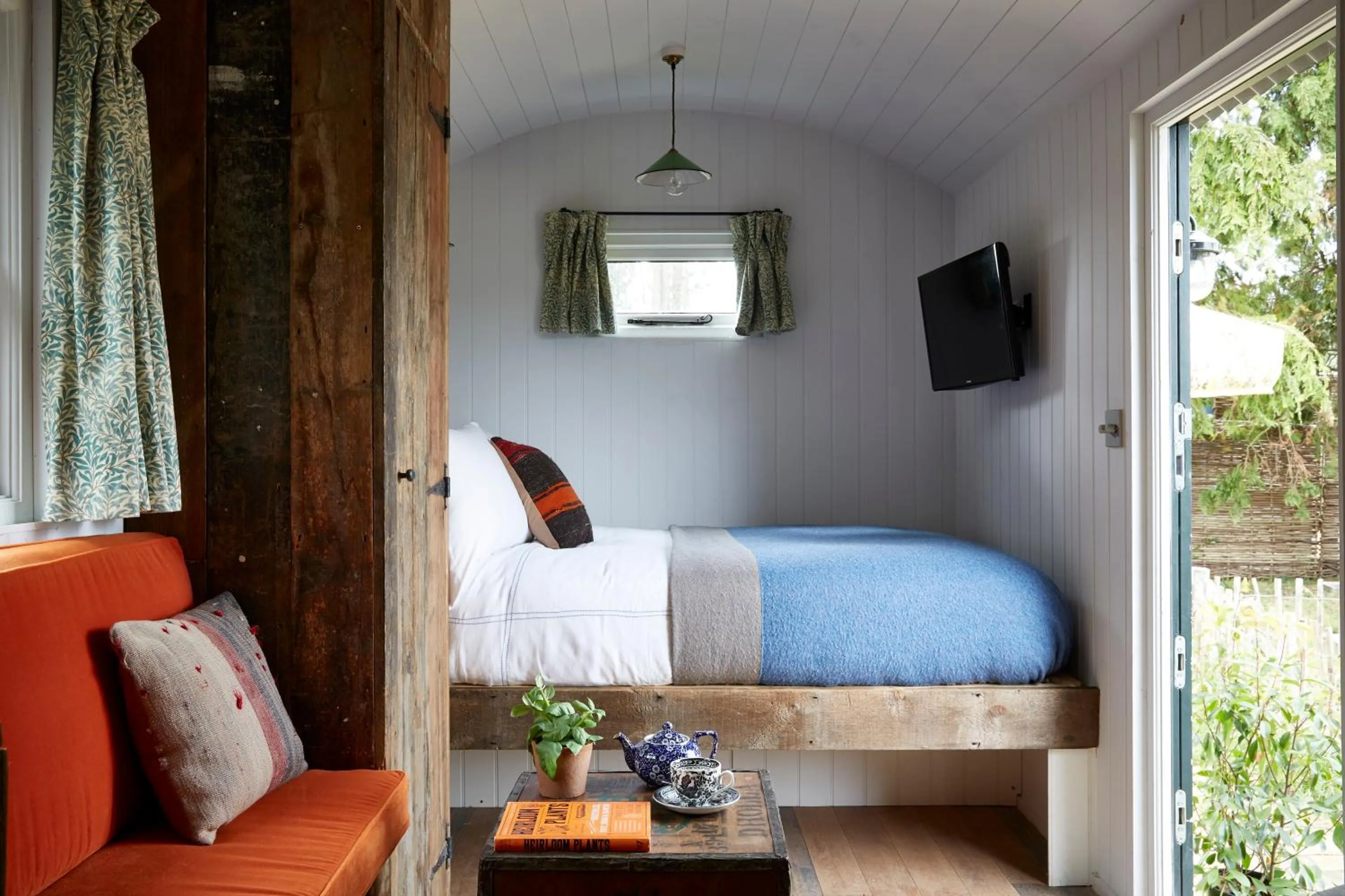 Bed in Artist Residence Oxfordshire