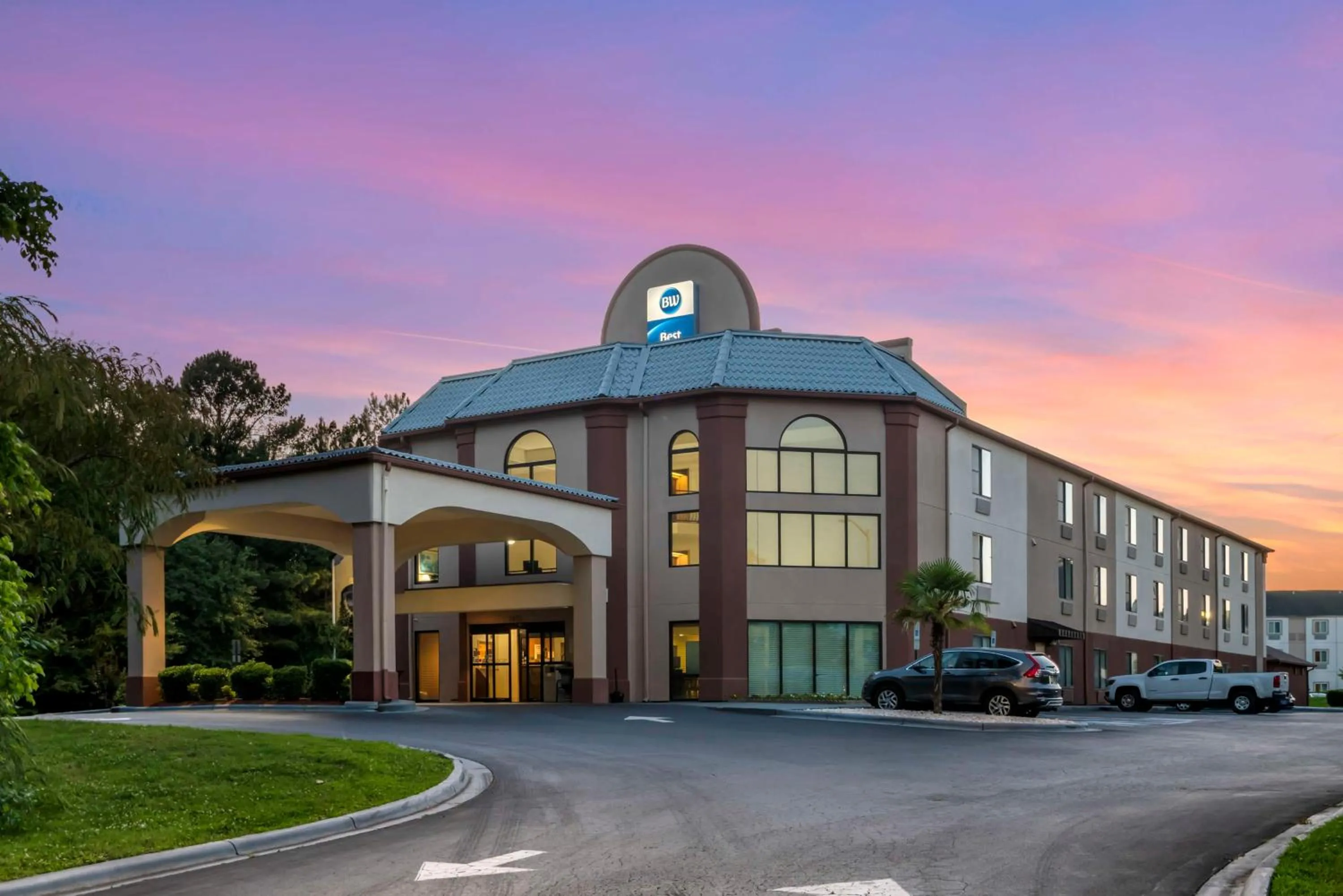 Property building in Best Western Carowinds