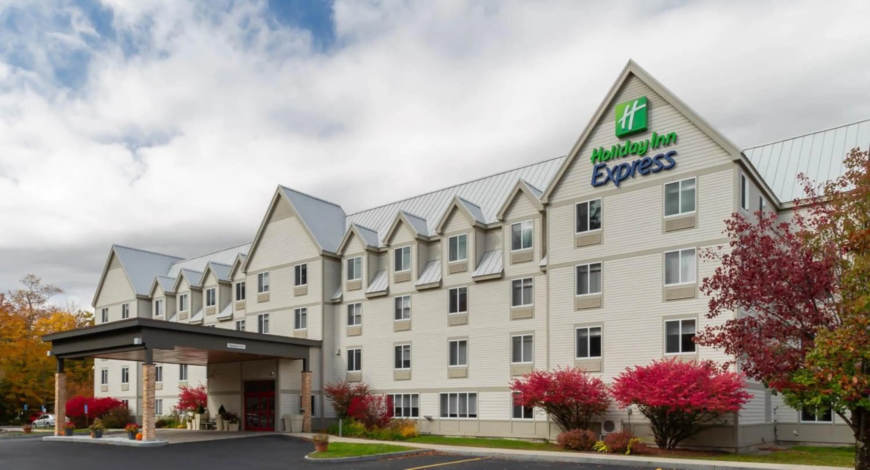 Property building in Holiday Inn Express & Suites - Lincoln East - White Mountains by IHG