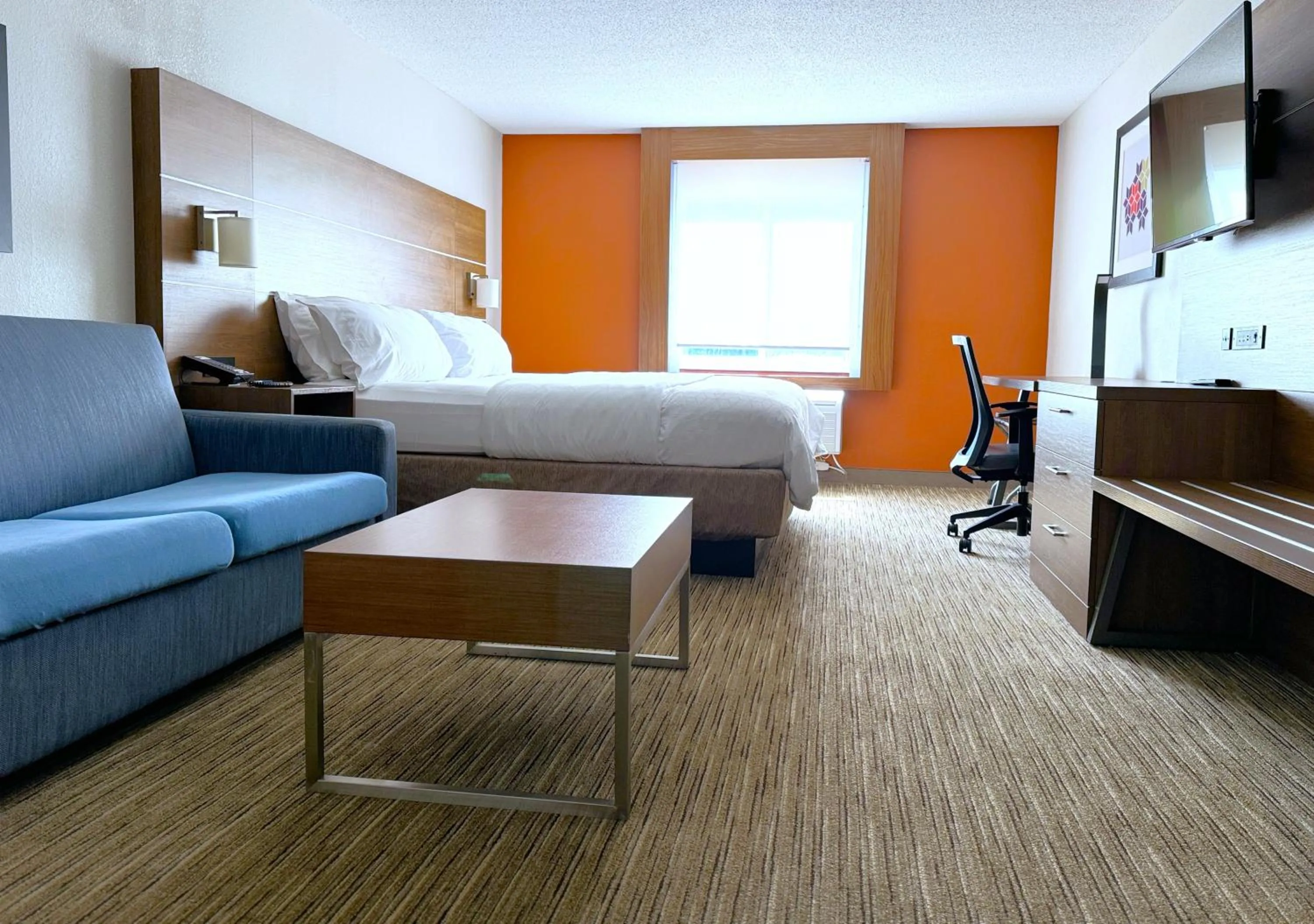 Seating area, Bed in Holiday Inn Express & Suites - Lincoln East - White Mountains by IHG