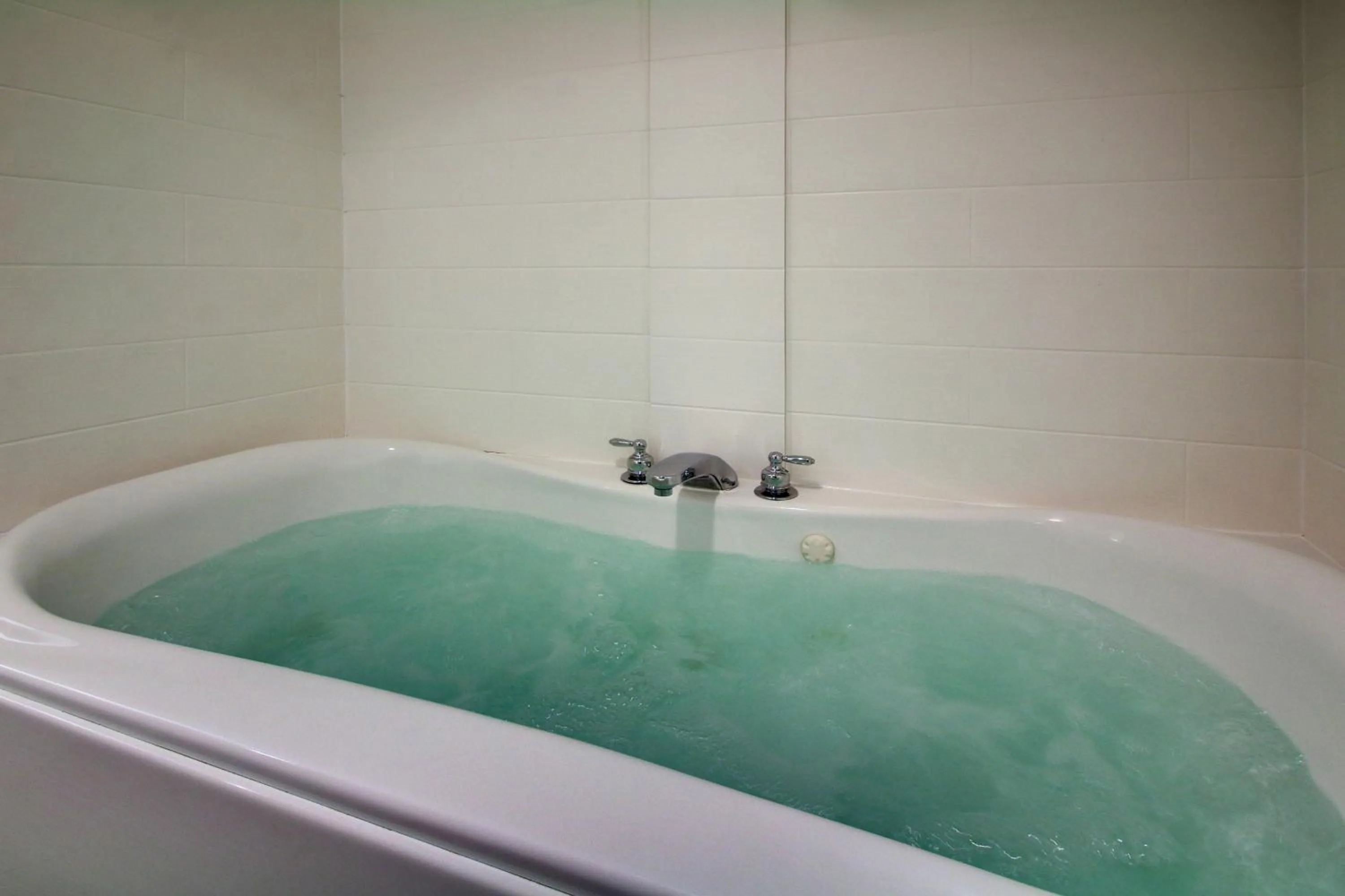 Hot Tub in Holiday Inn Express & Suites - Lincoln East - White Mountains by IHG