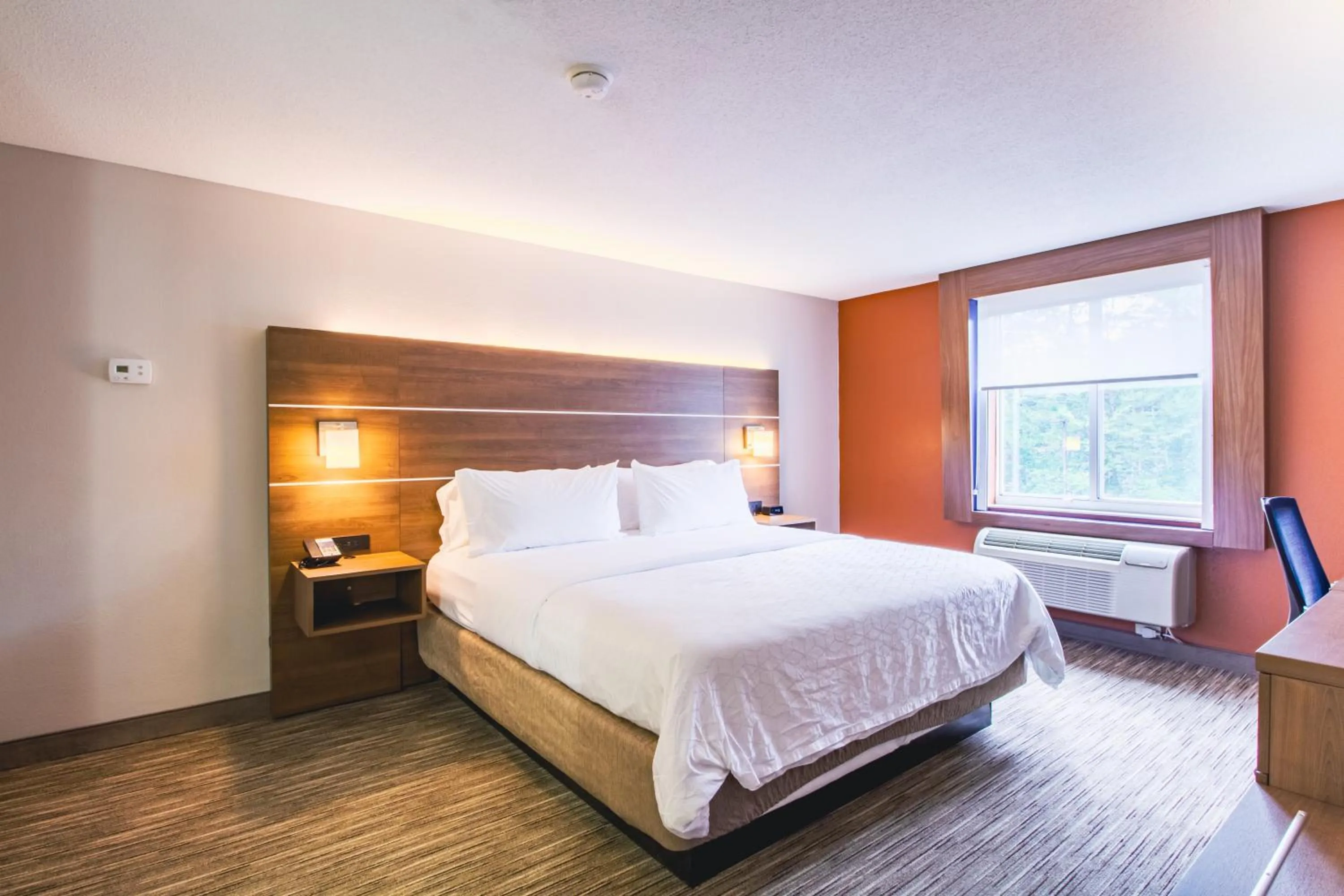 Bedroom, Bed in Holiday Inn Express & Suites - Lincoln East - White Mountains by IHG