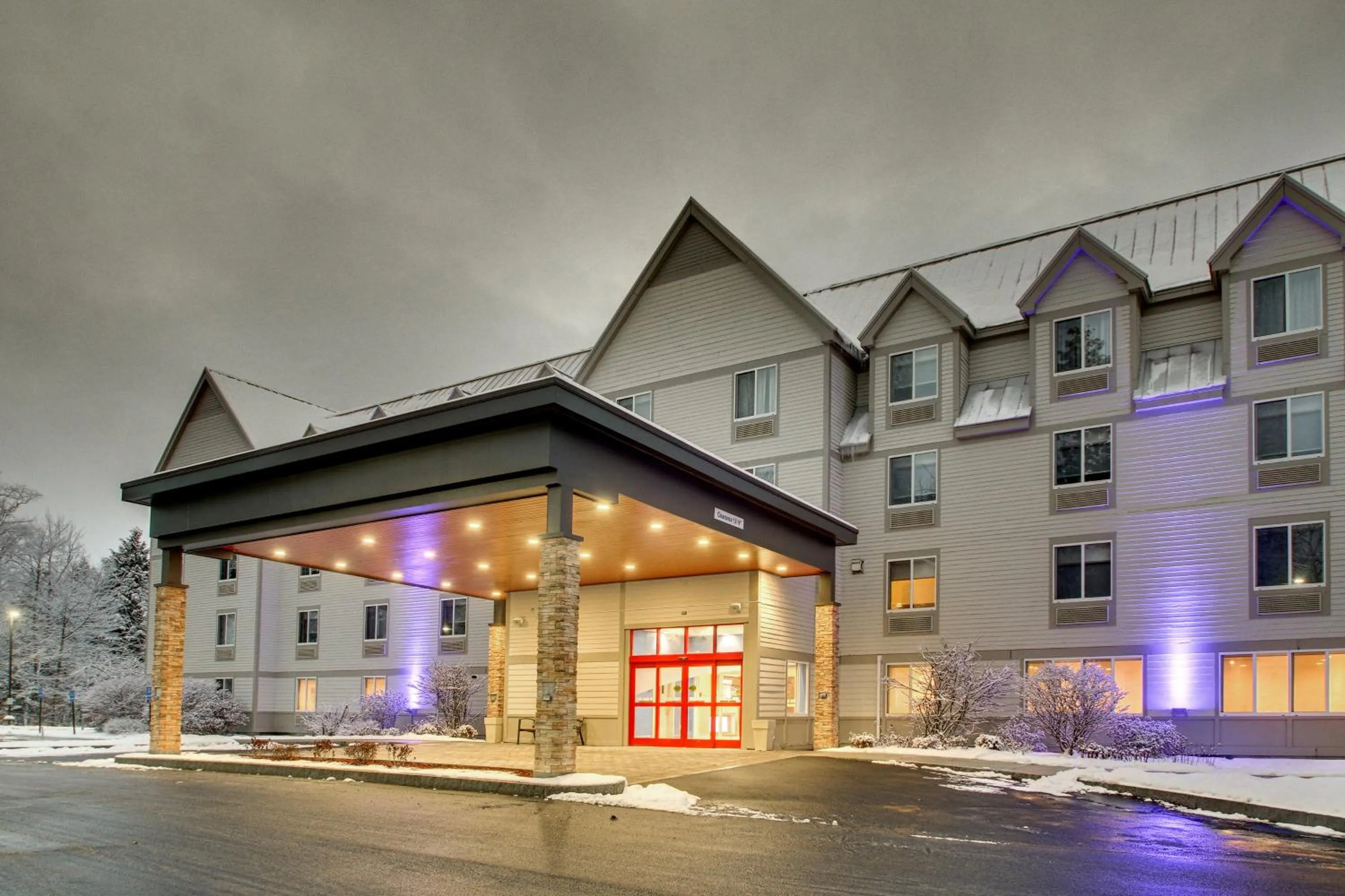 Property building in Holiday Inn Express & Suites - Lincoln East - White Mountains by IHG