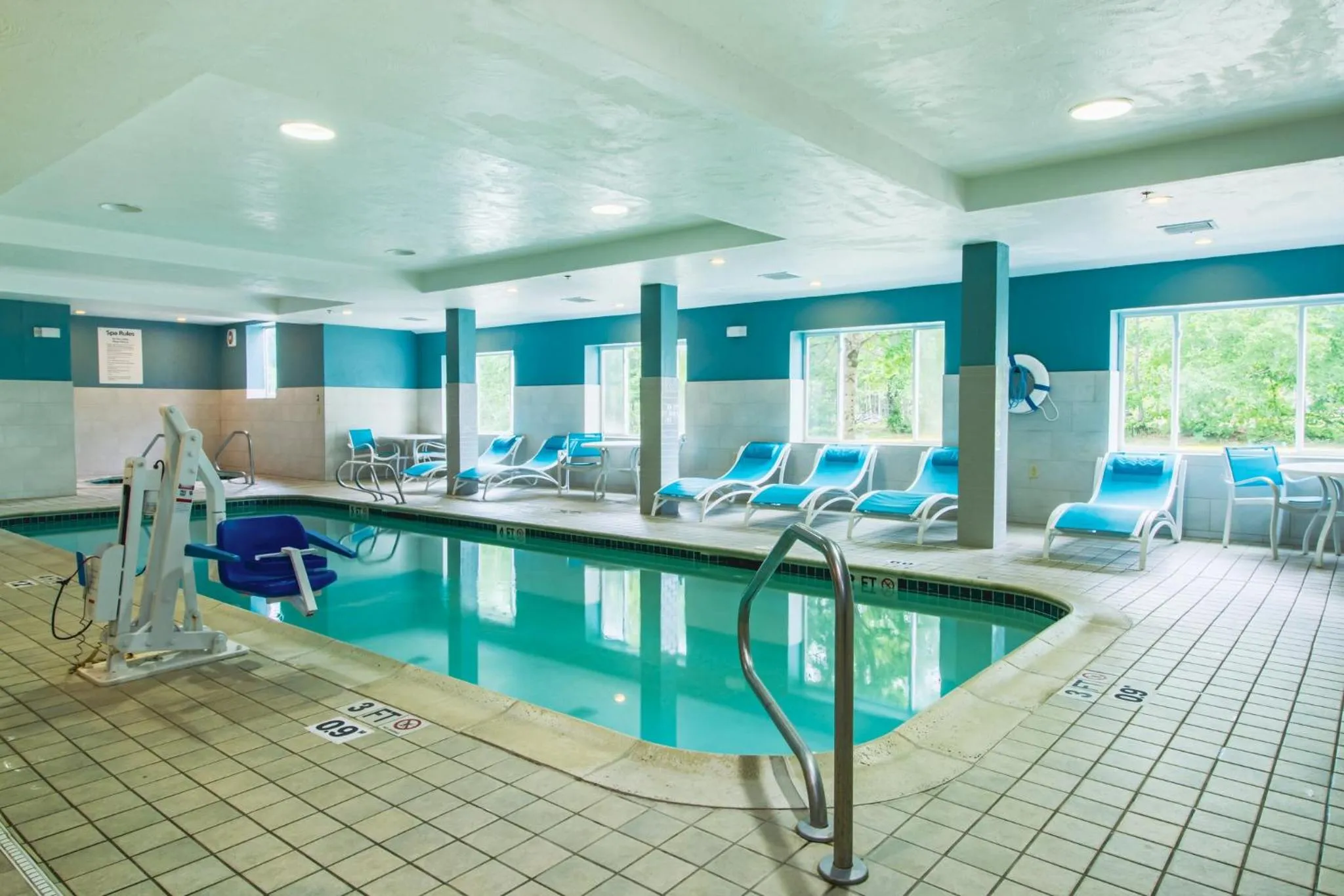 Swimming pool in Holiday Inn Express & Suites - Lincoln East - White Mountains by IHG