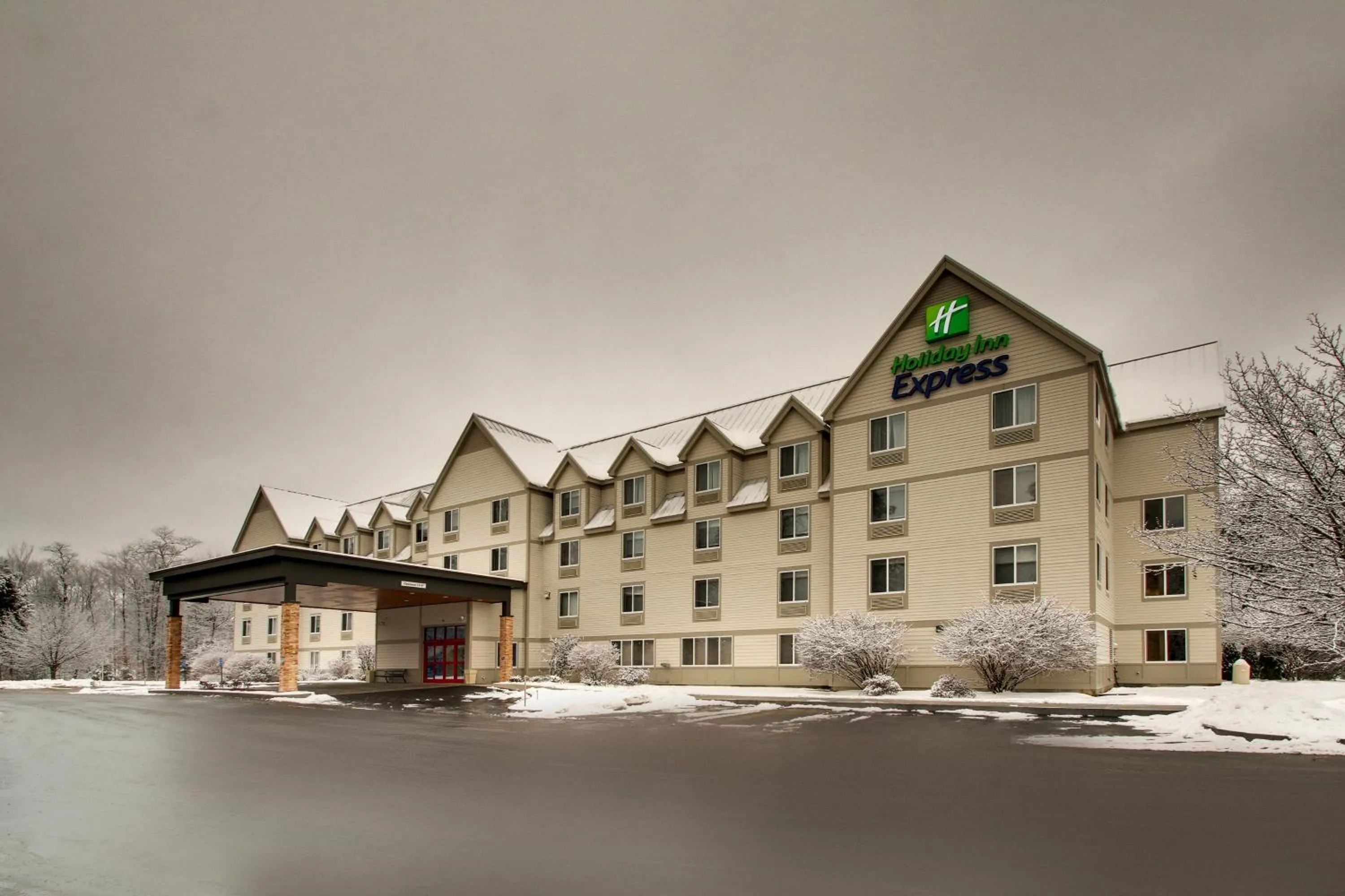 Bedroom in Holiday Inn Express & Suites - Lincoln East - White Mountains by IHG