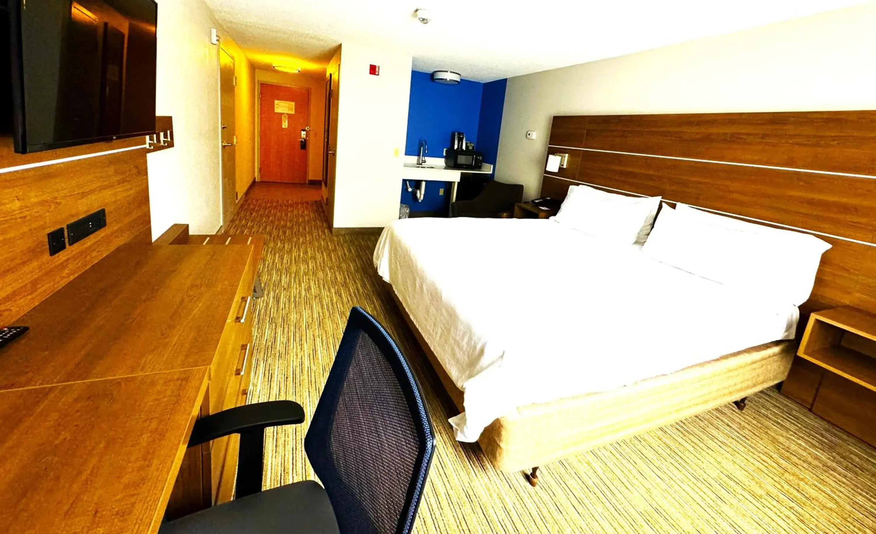 King Room - Mobility Access/Roll in Shower - Non-Smoking in Holiday Inn Express & Suites - Lincoln East - White Mountains by IHG King Room - Mobility Access/Roll in Shower - Non-Smoking in Holiday Inn Express & Suites - Lincoln East - White Mountains by IHG