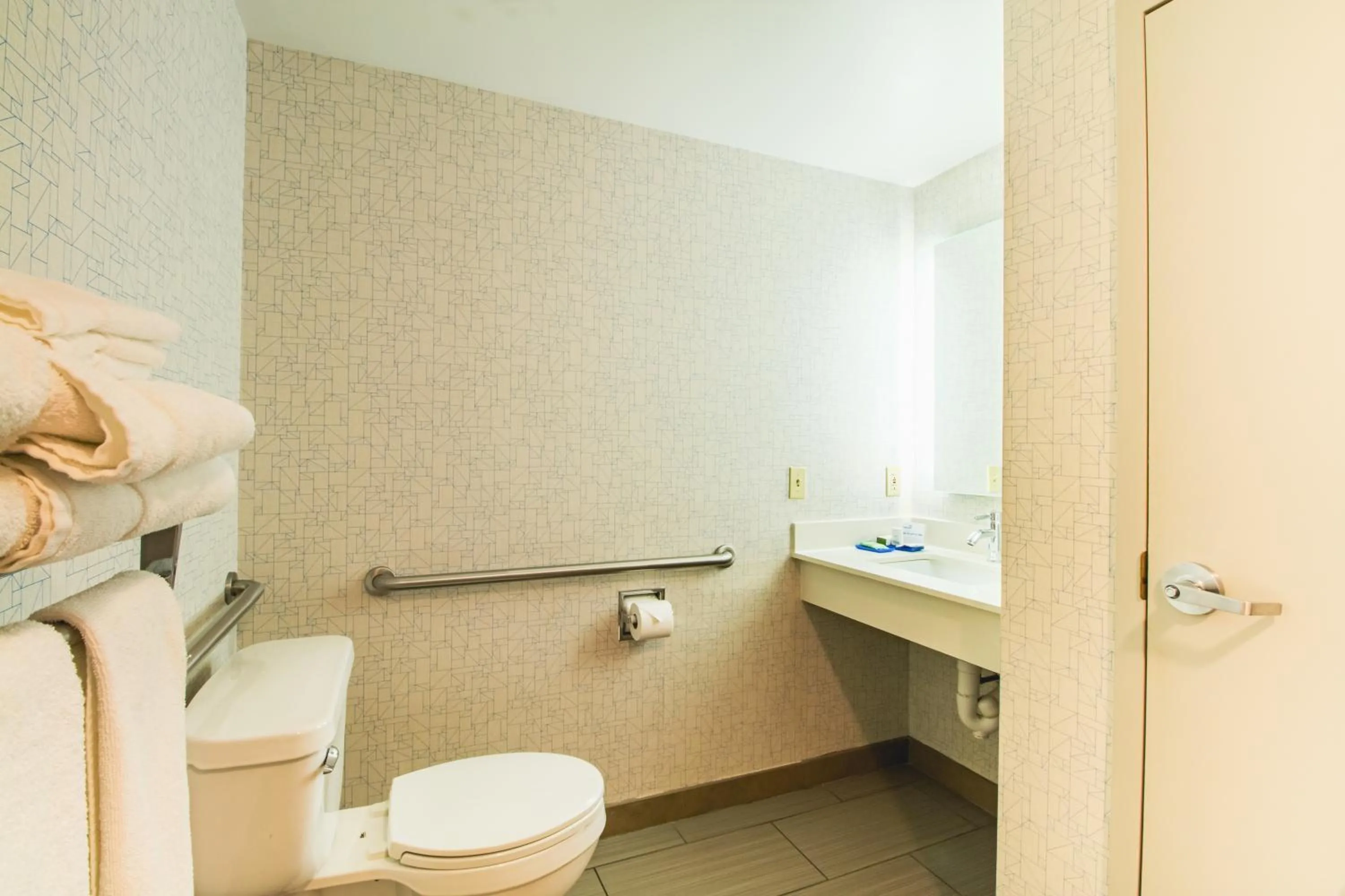 Bathroom in Holiday Inn Express & Suites - Lincoln East - White Mountains by IHG
