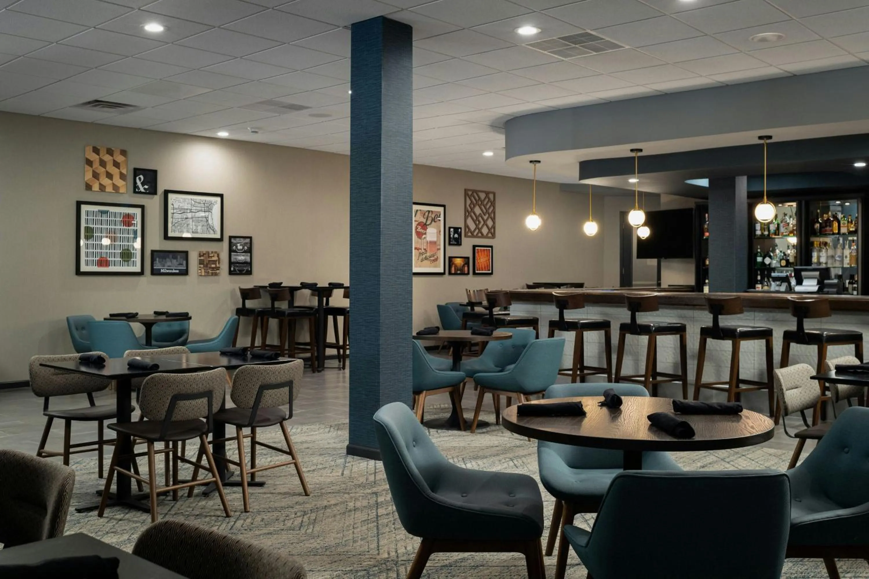 Lounge or bar in Four Points by Sheraton Milwaukee North Shore