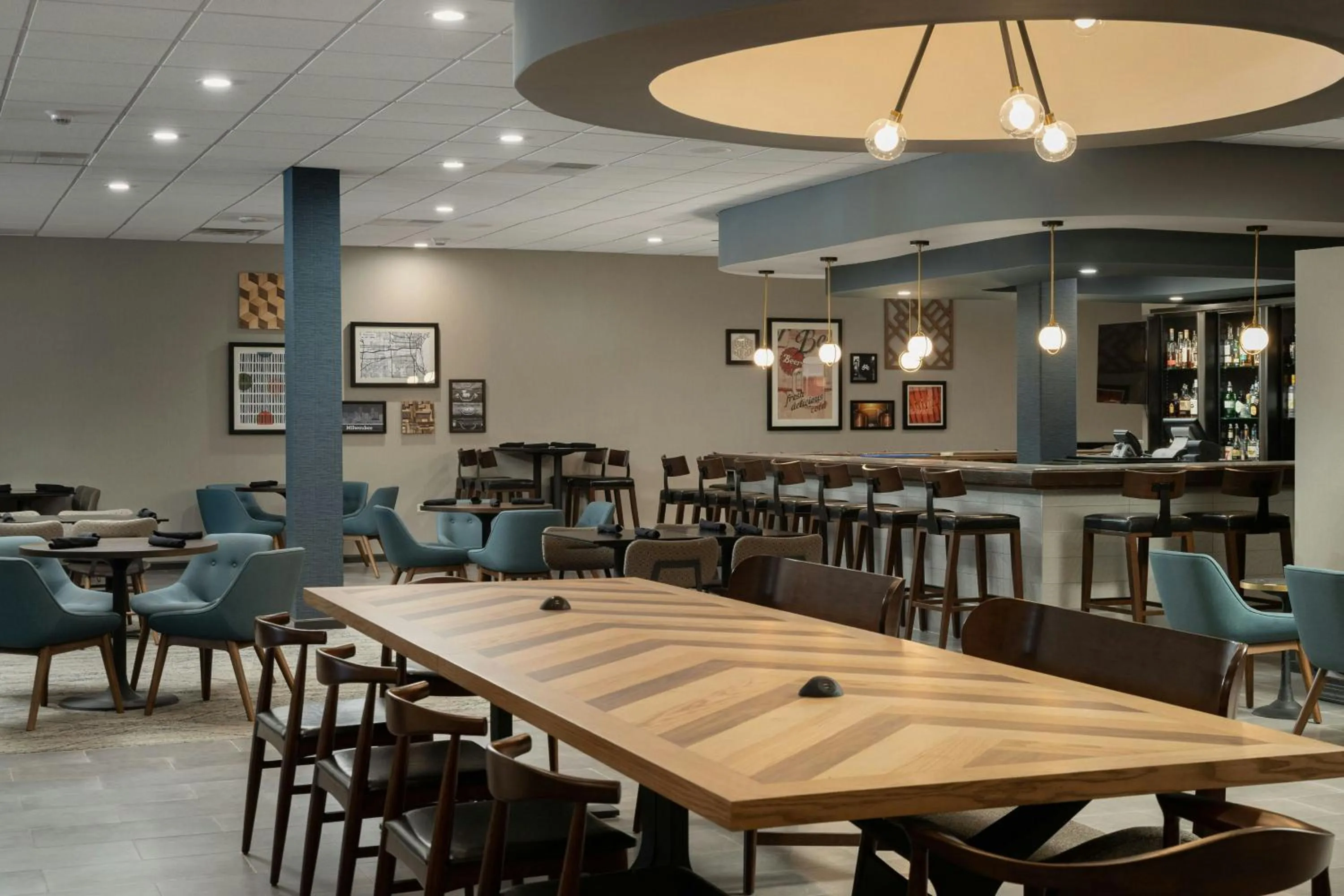 Restaurant/places to eat in Four Points by Sheraton Milwaukee North Shore