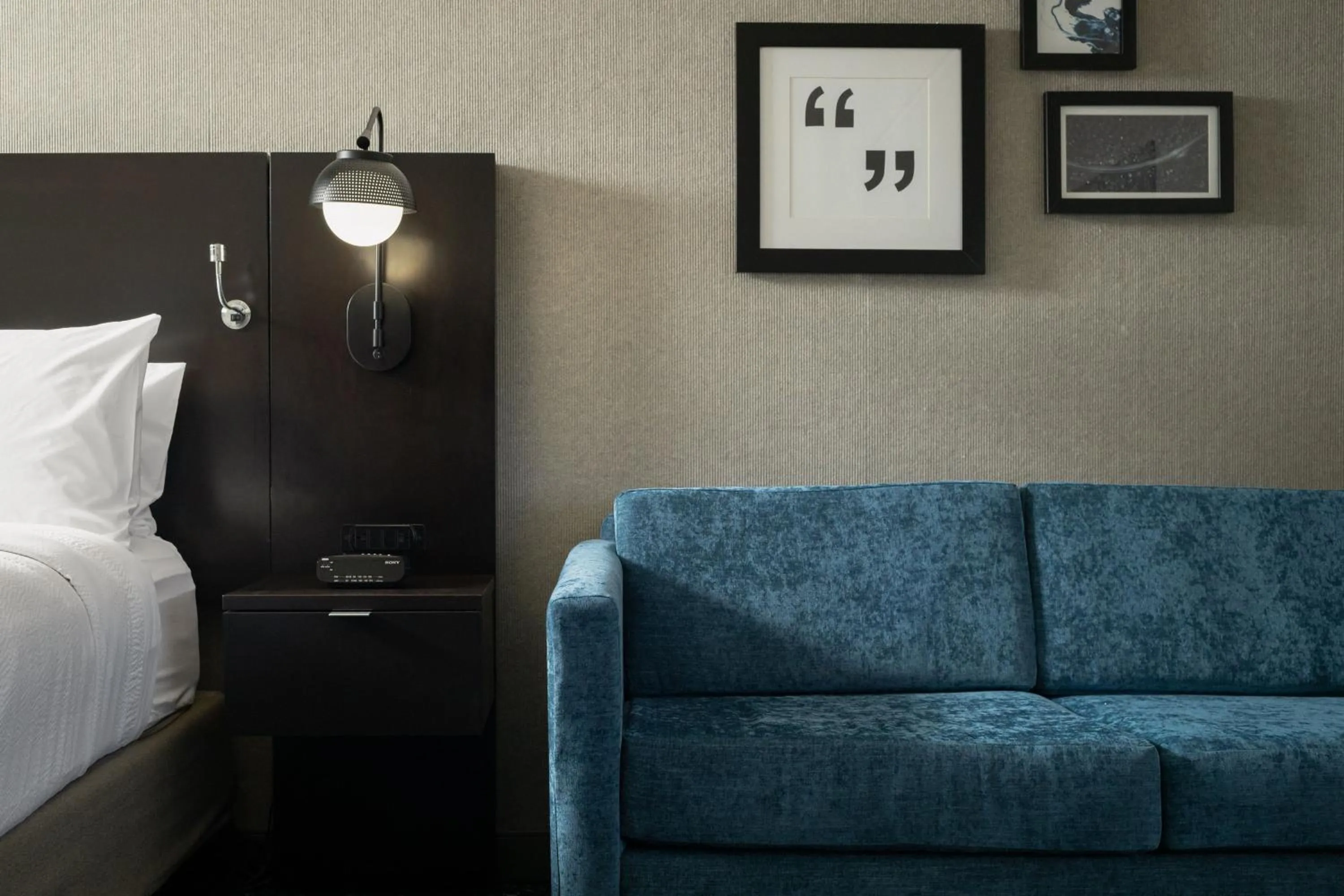 Photo of the whole room, Bed in Four Points by Sheraton Milwaukee North Shore