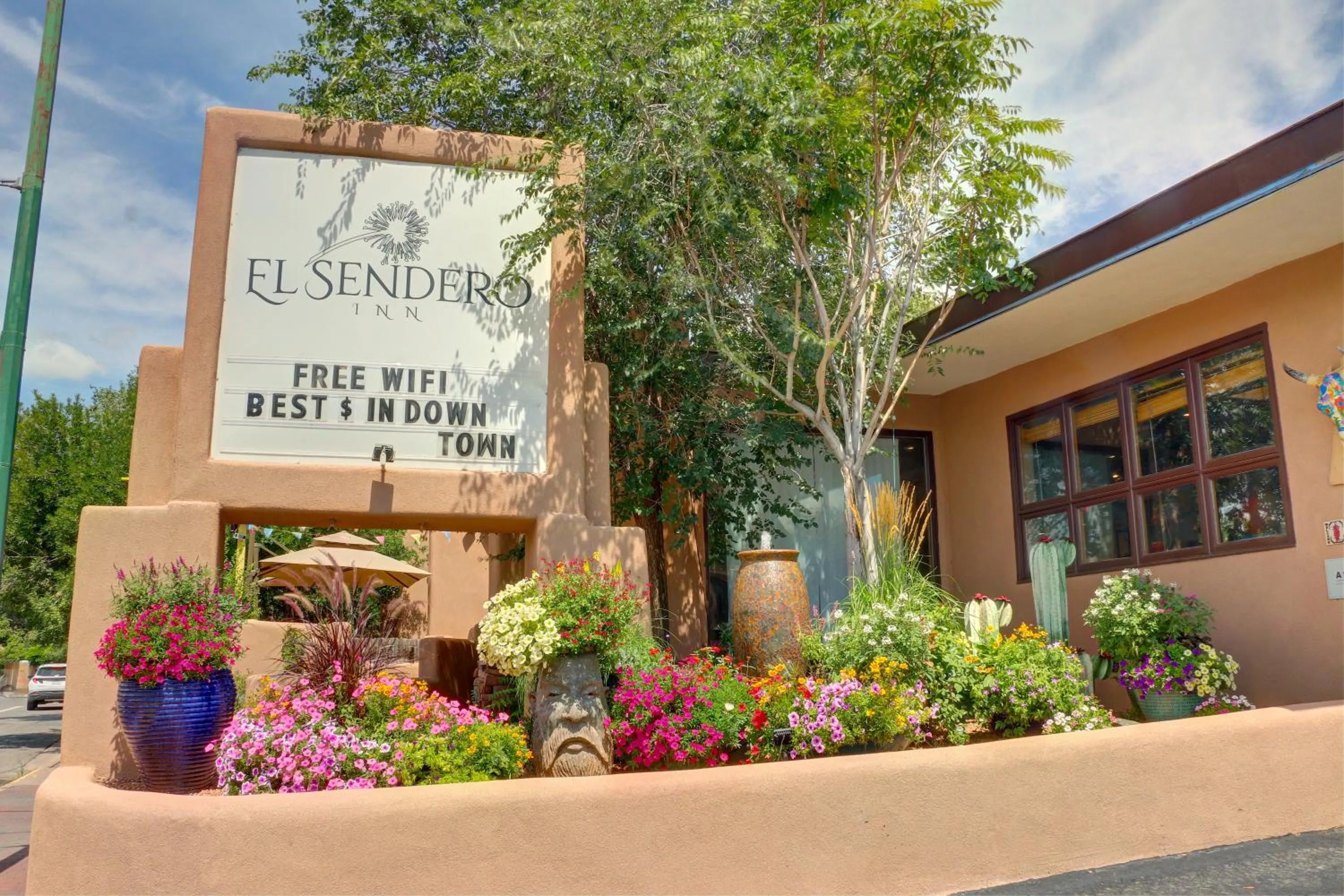 Facade/entrance in El Sendero Inn, an Ascend Collection Hotel