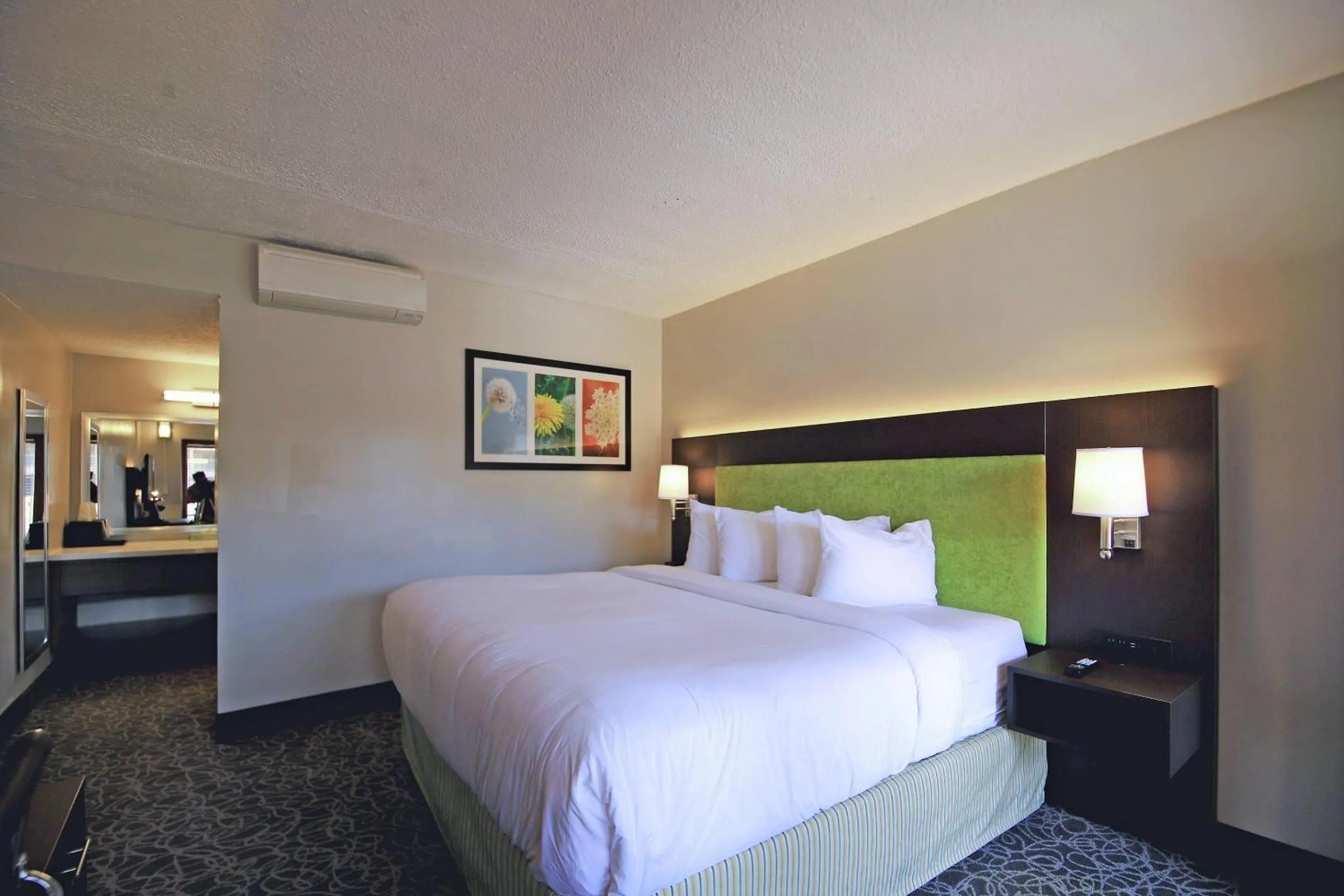 Bedroom, Bed in El Sendero Inn, an Ascend Collection Hotel