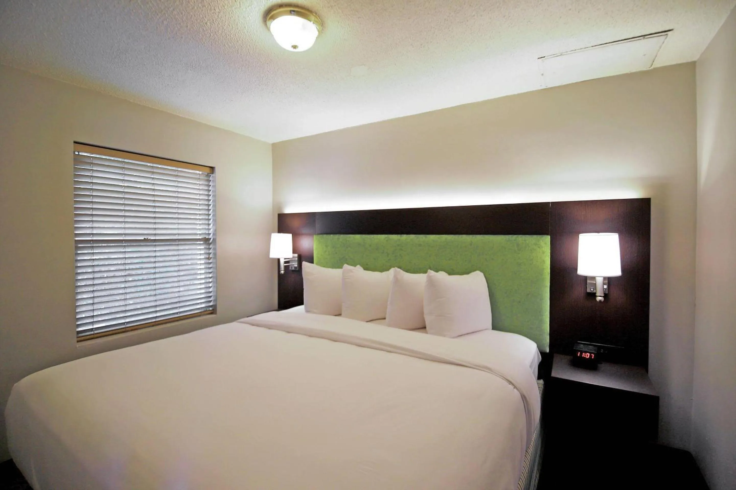 Bedroom, Bed in El Sendero Inn, an Ascend Collection Hotel