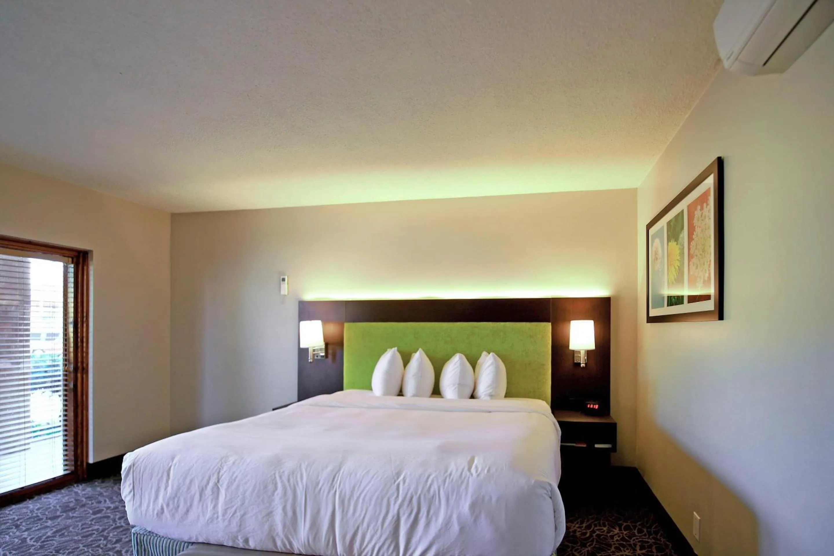 Bedroom, Bed in El Sendero Inn, an Ascend Collection Hotel